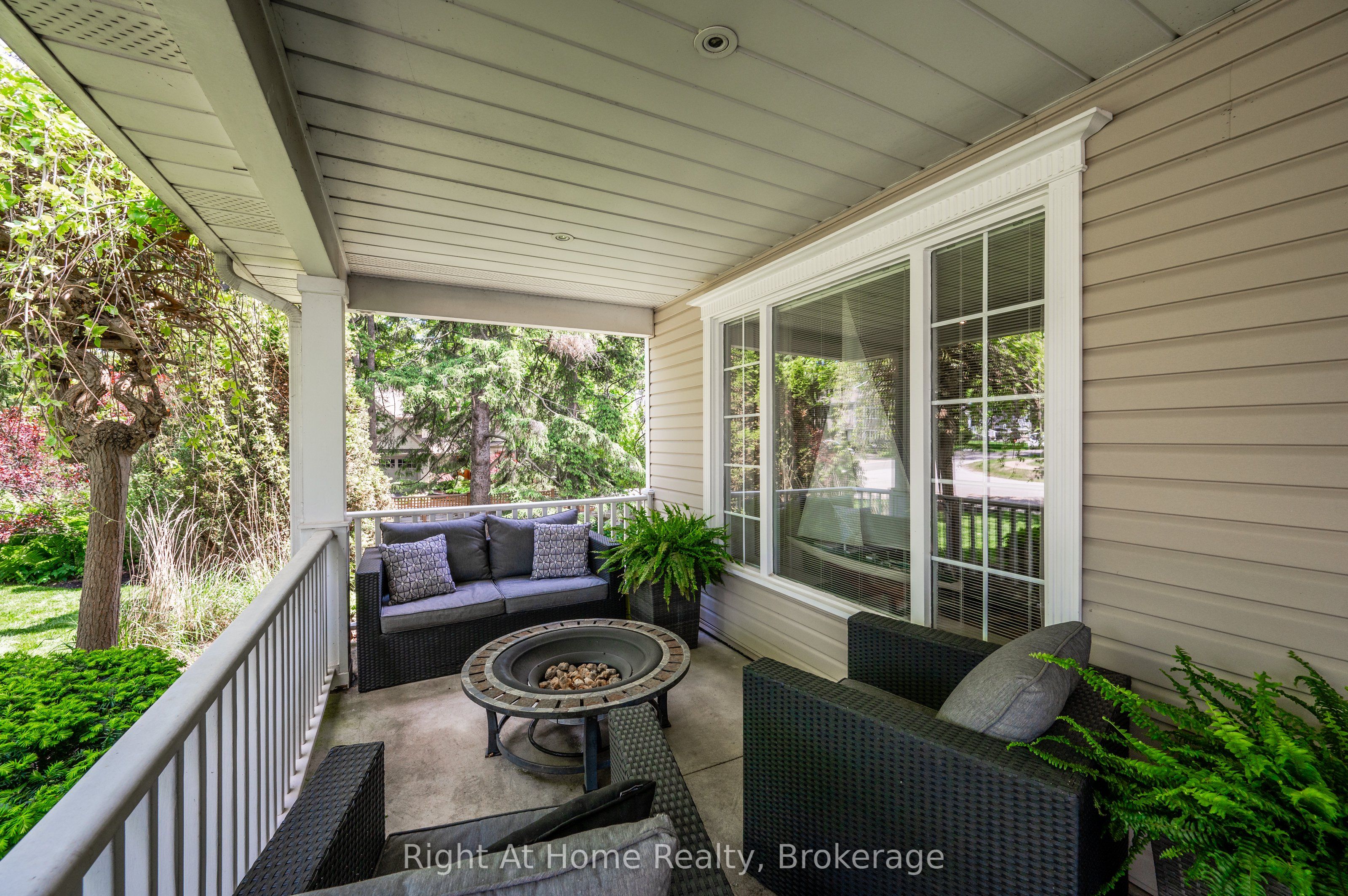 76 Brock Street W Property Photo 3