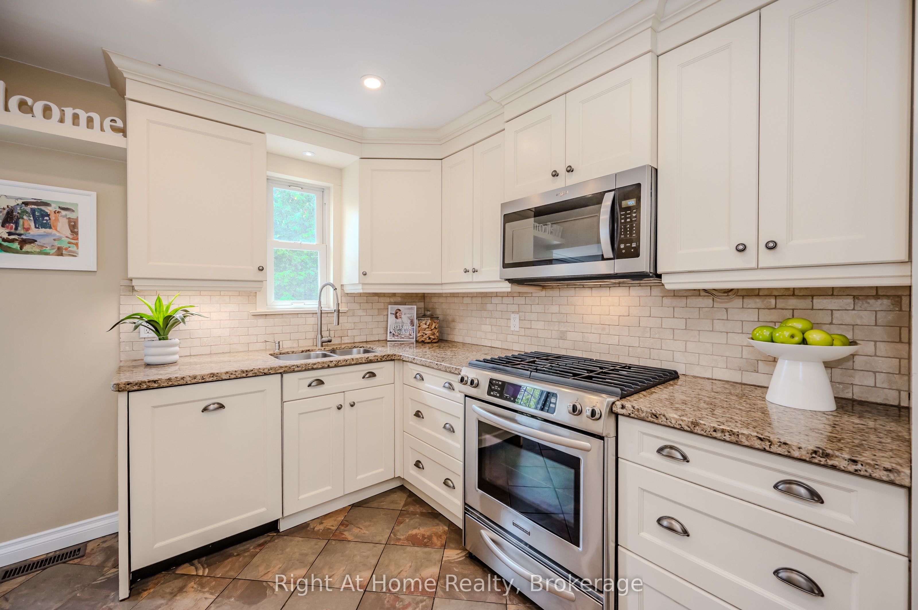 76 Brock Street W Property Photo 9