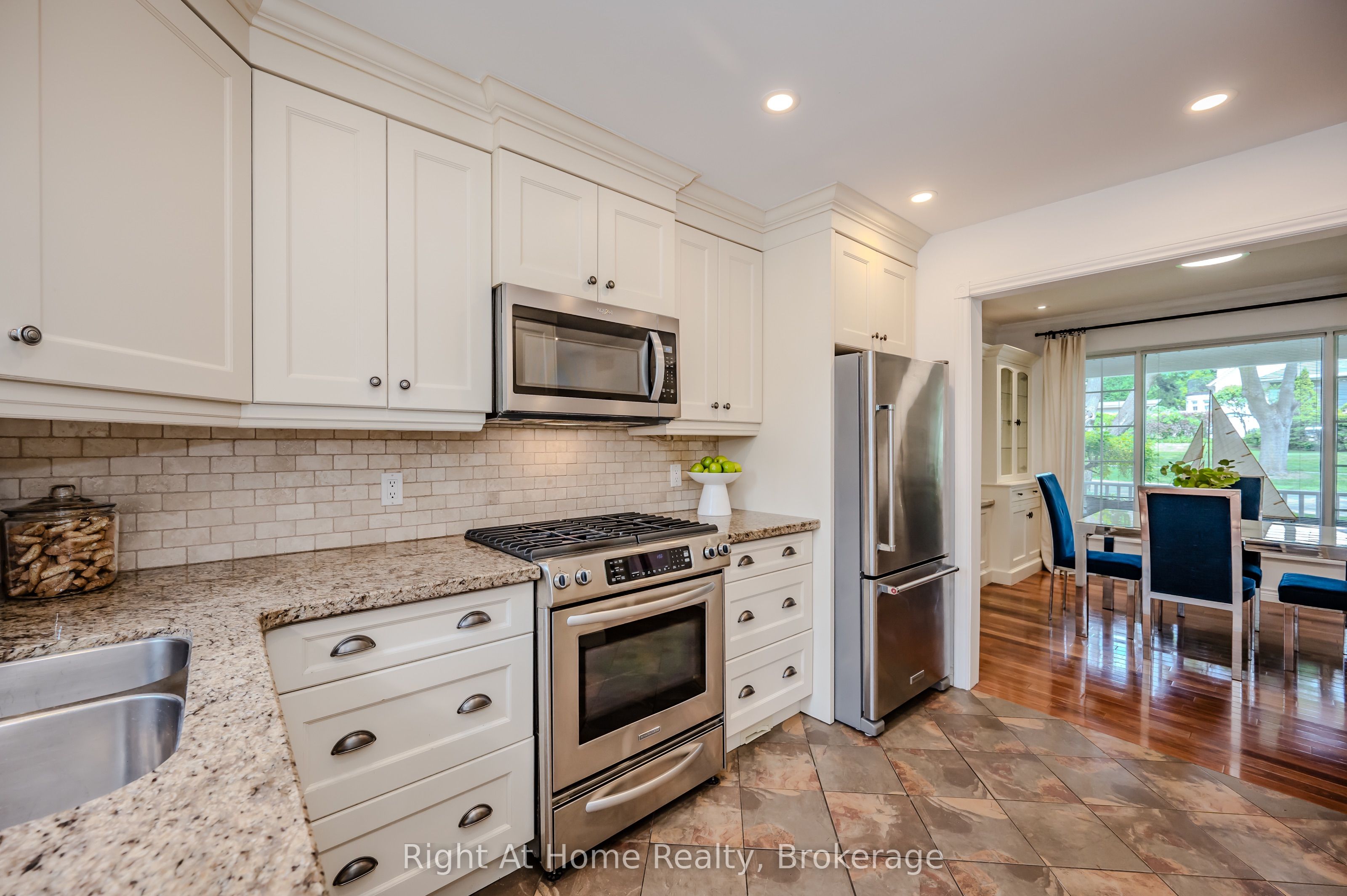76 Brock Street W Property Photo 10