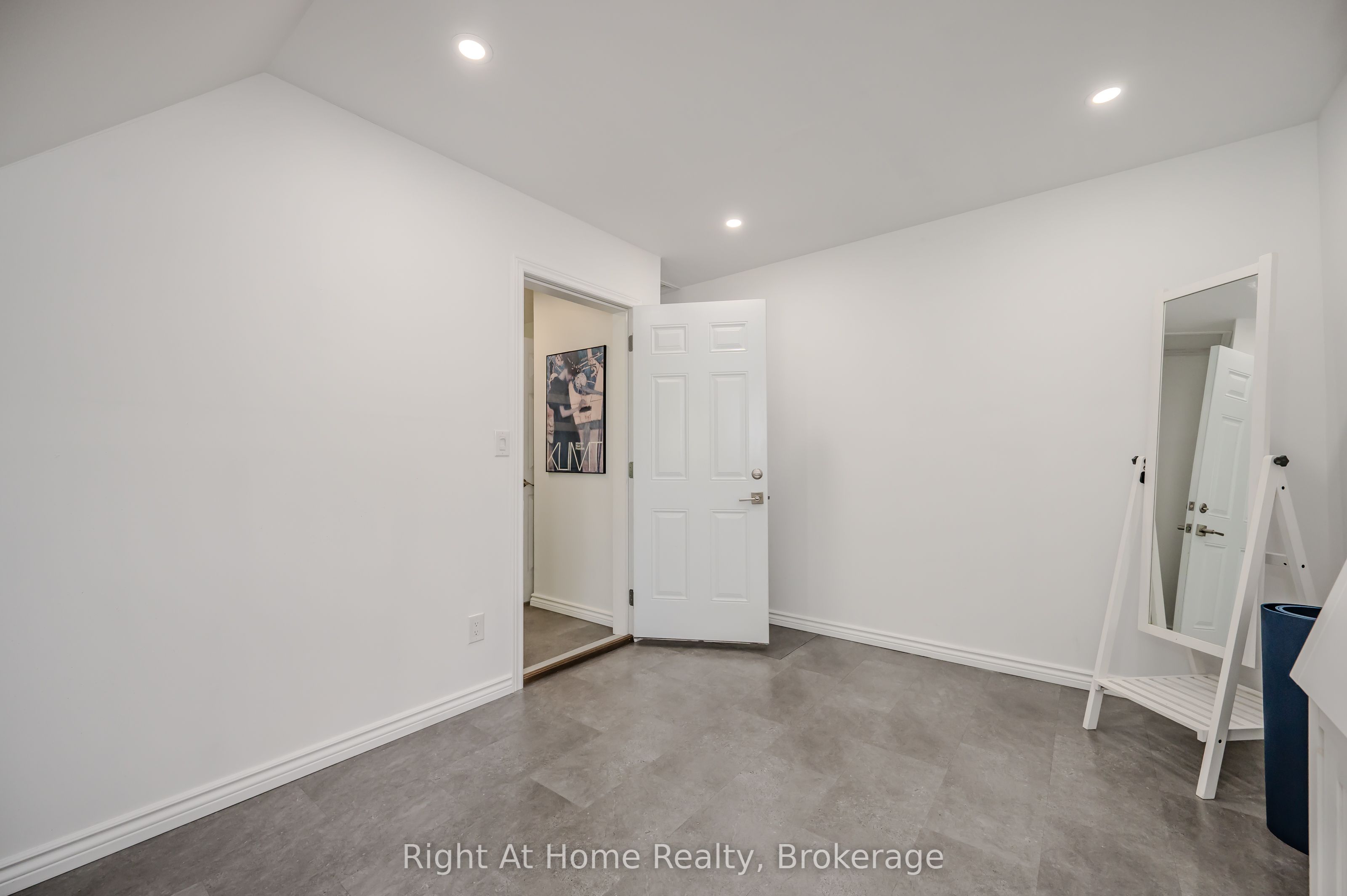 76 Brock Street W Property Photo 20