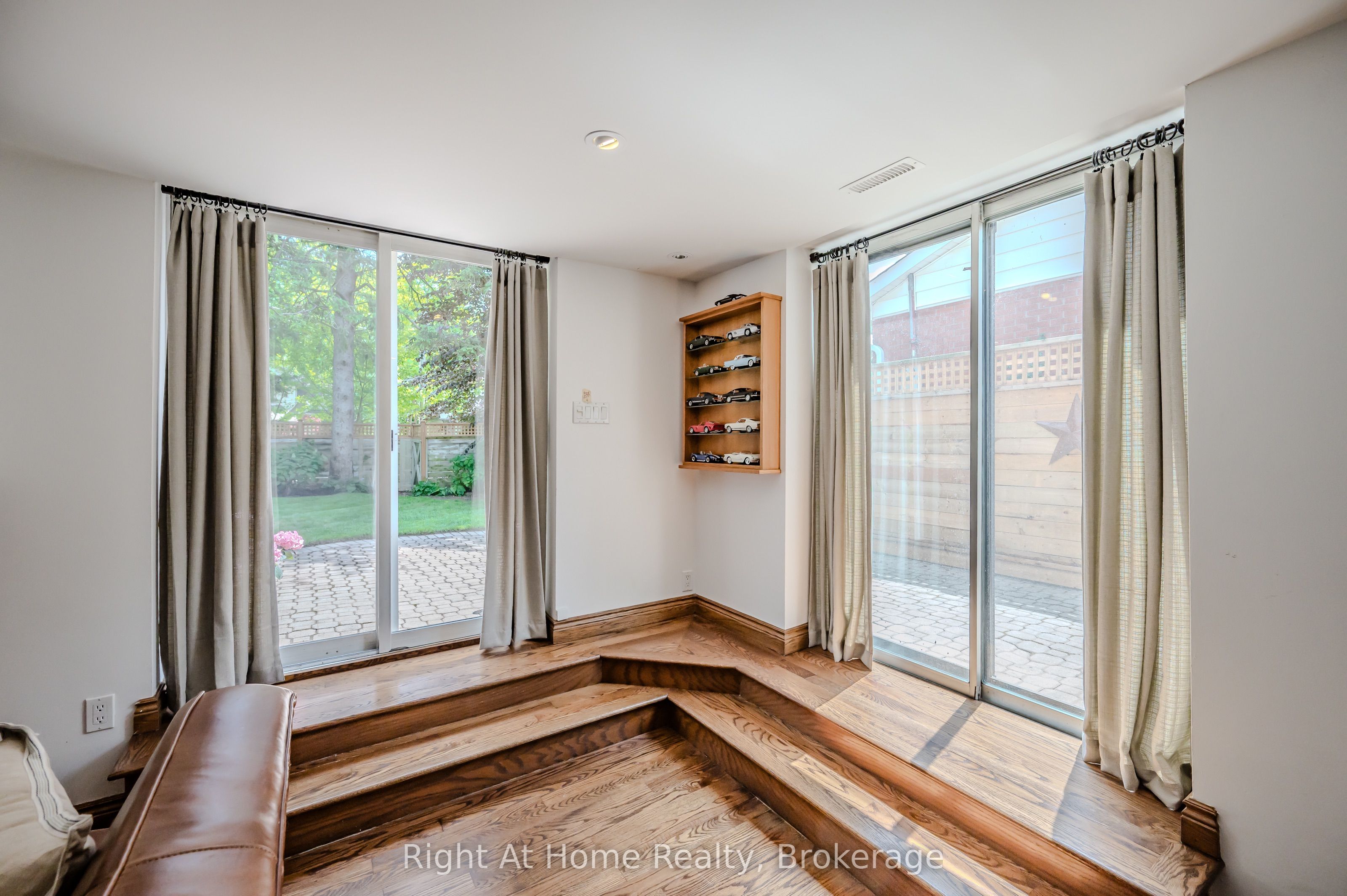 76 Brock Street W Property Photo 28