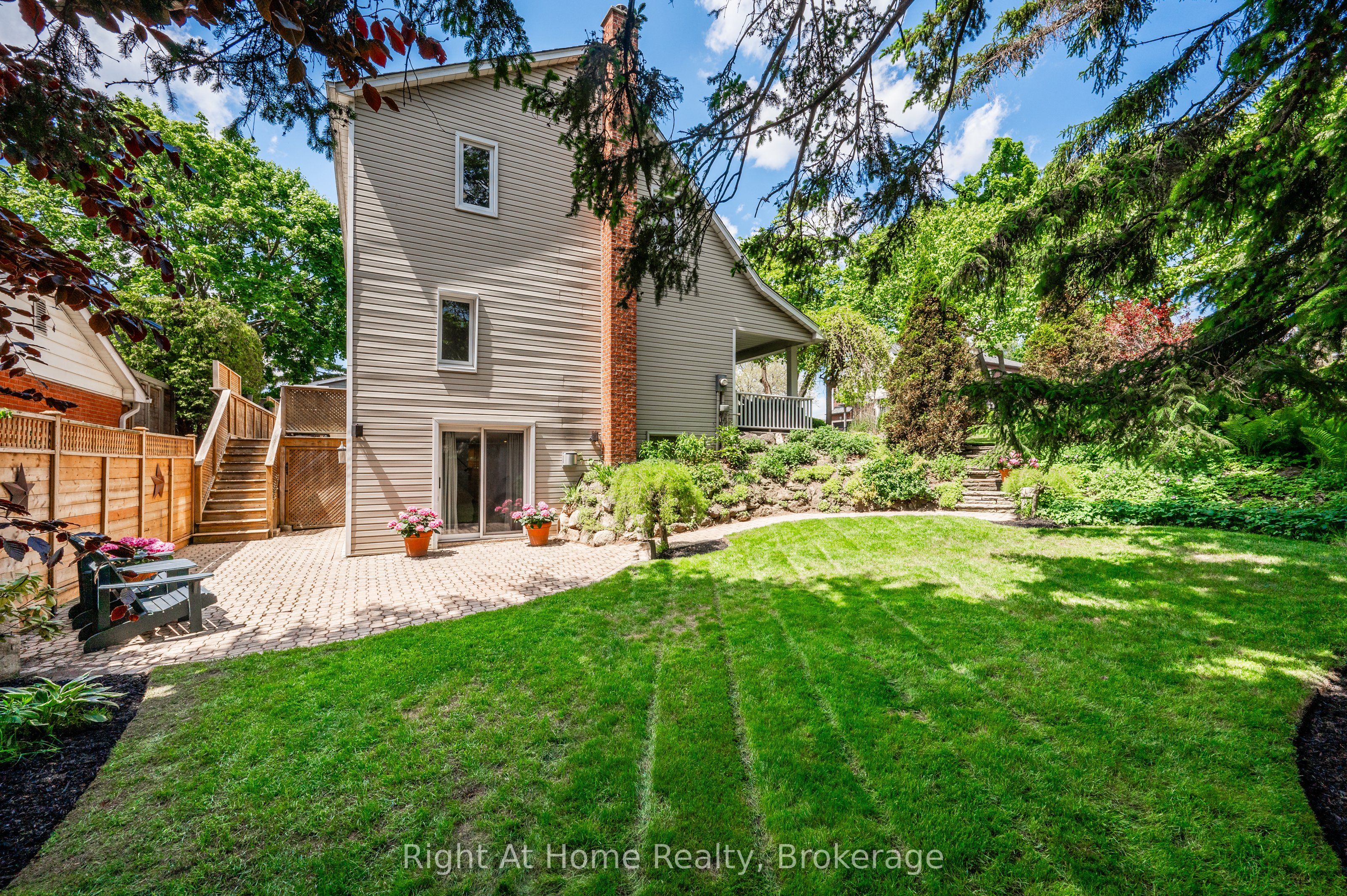 76 Brock Street W Property Photo 35