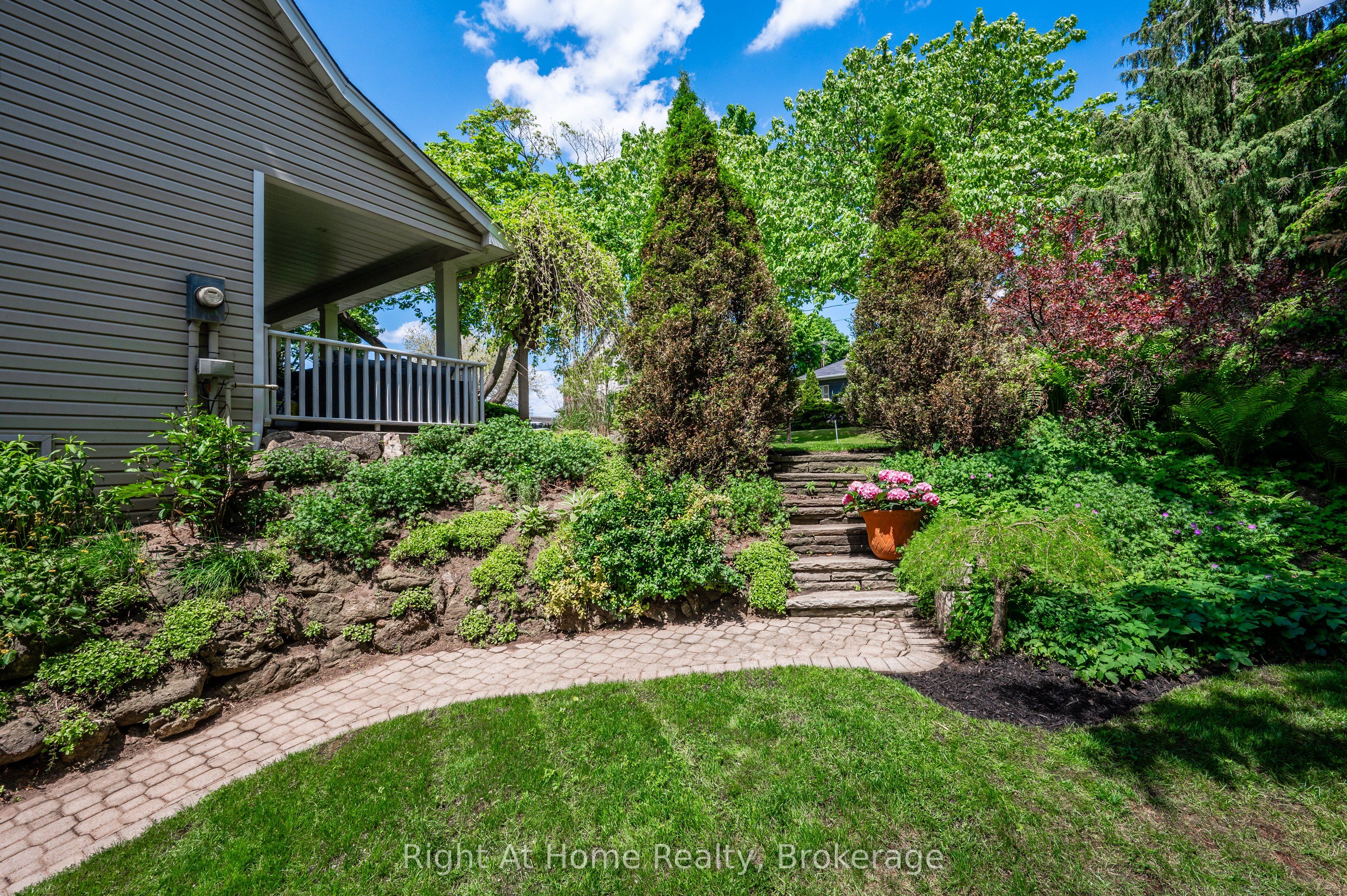 76 Brock Street W Property Photo 37