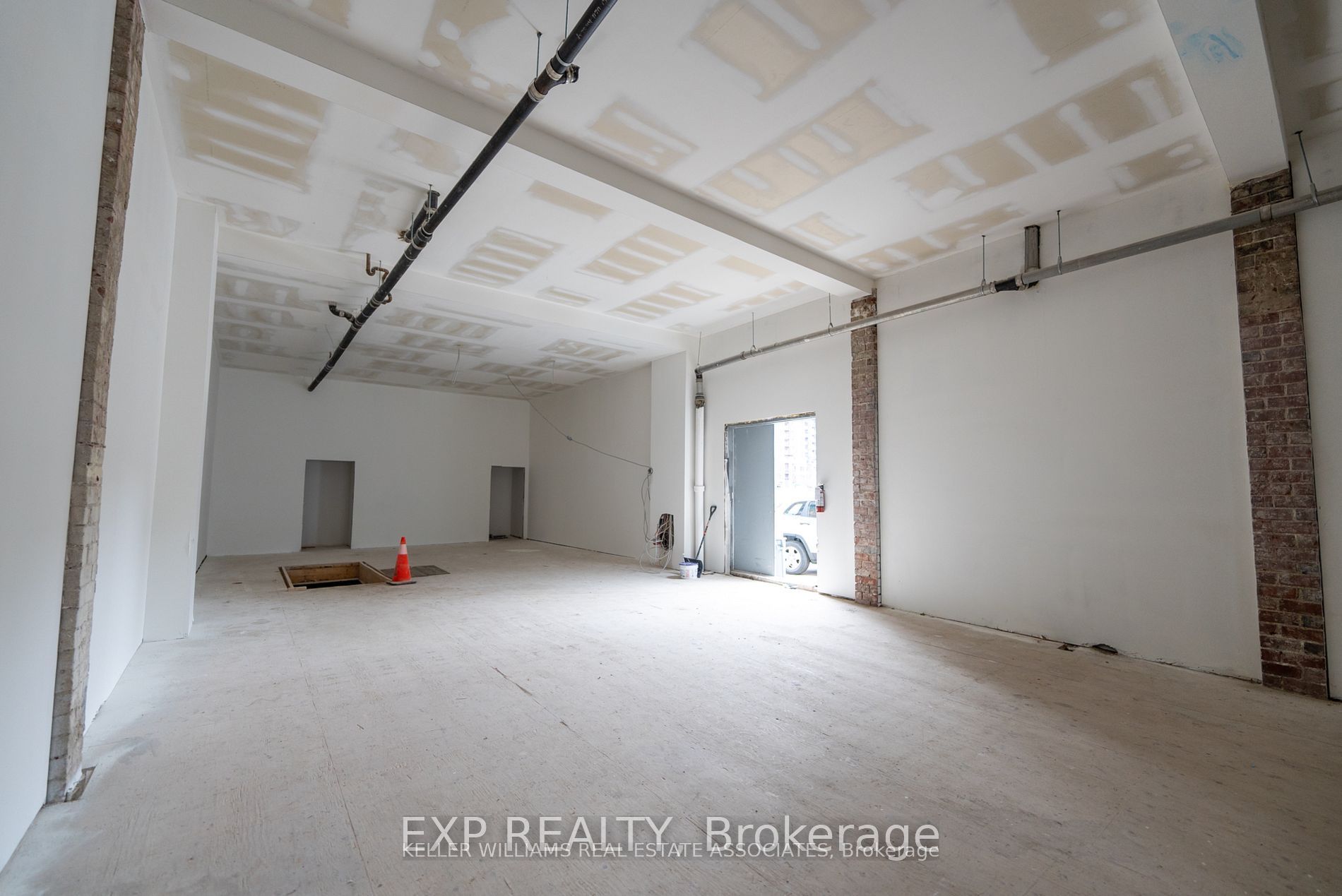 2878 Dundas Street Property Photo 4