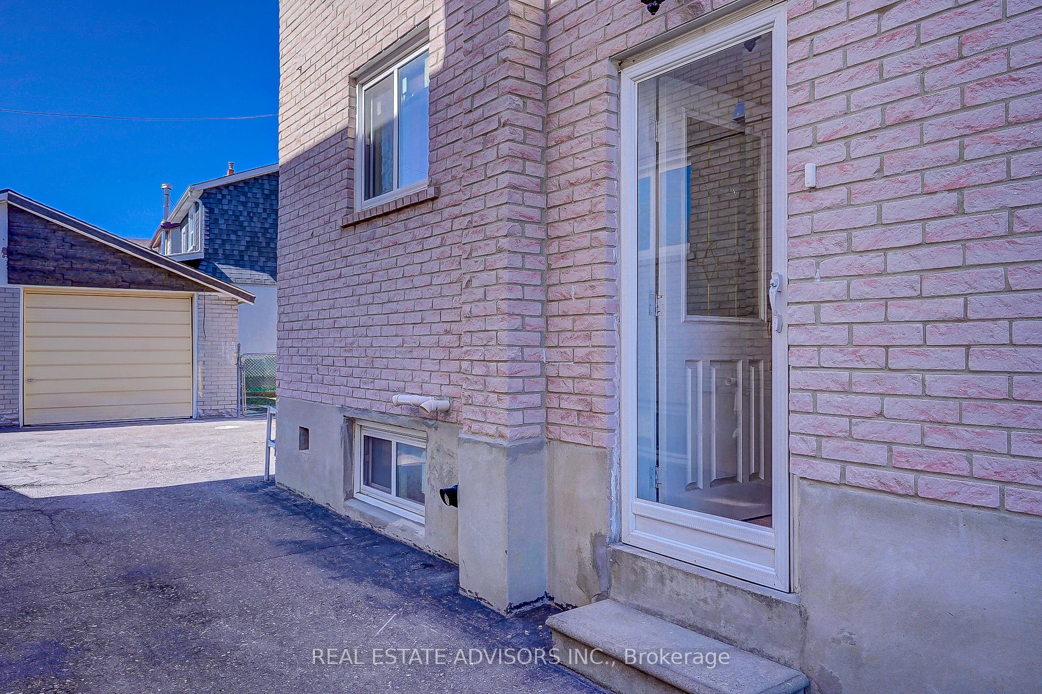 1228 Jane Street N Property Photo 2
