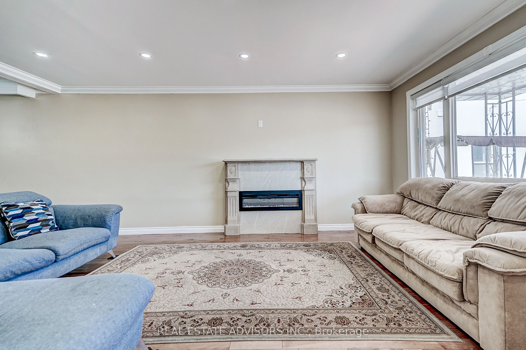 1228 Jane Street N Property Photo 8