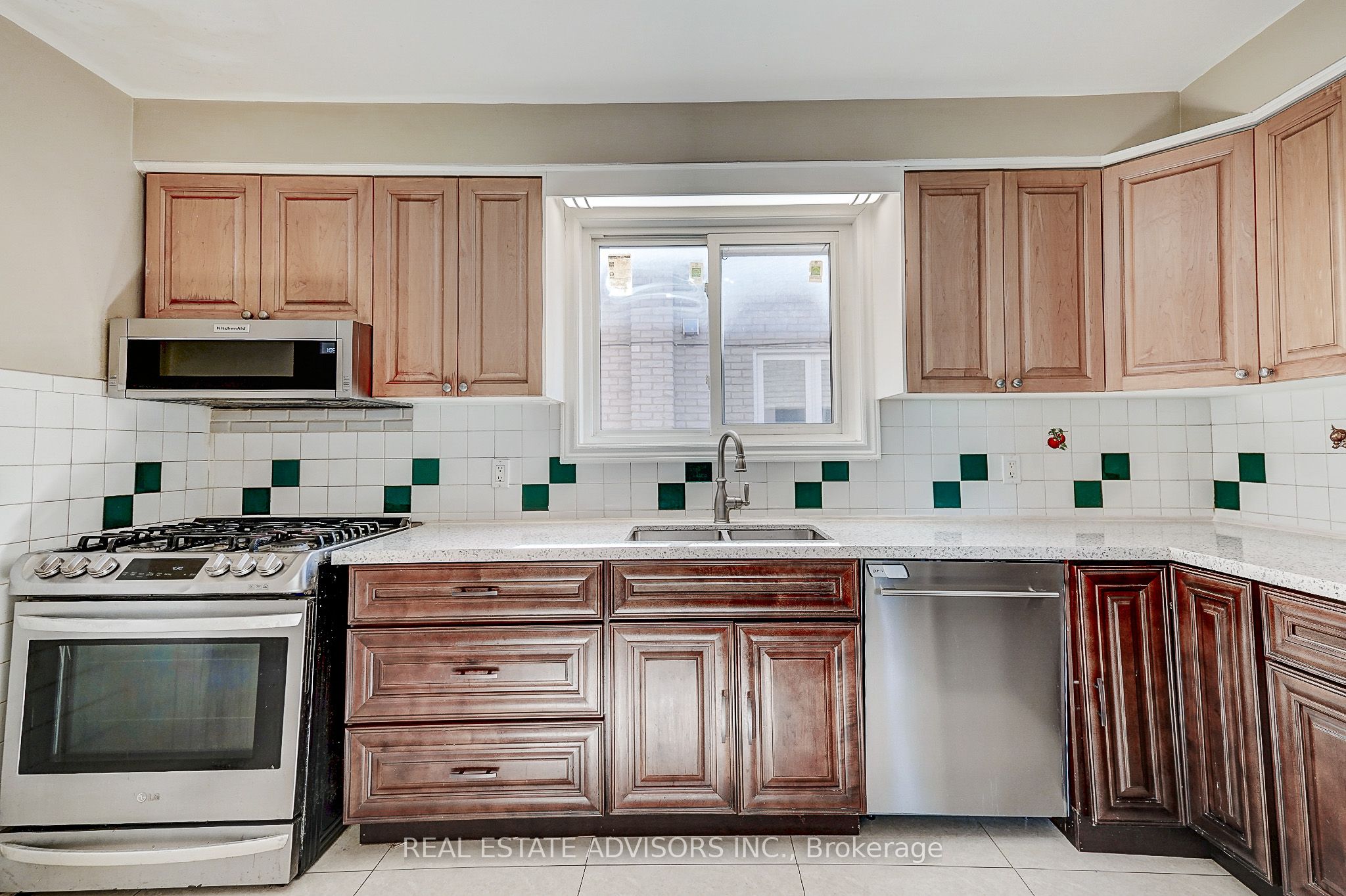 1228 Jane Street N Property Photo 12