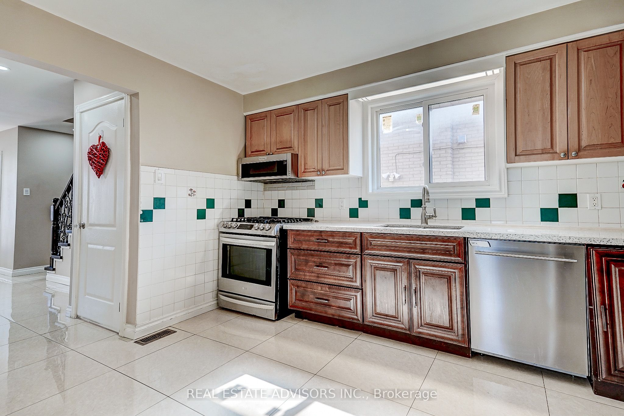 1228 Jane Street N Property Photo 13