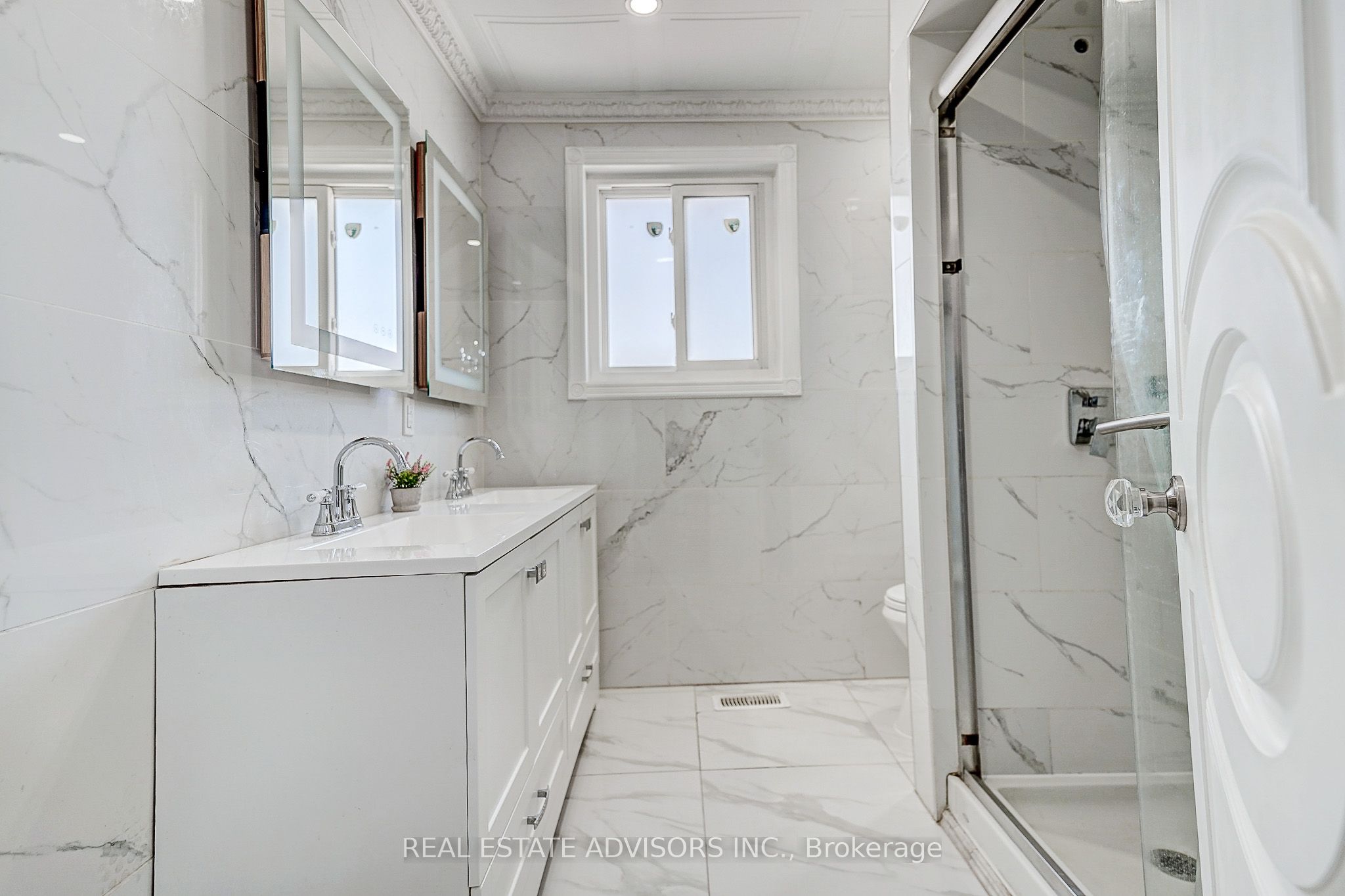 1228 Jane Street N Property Photo 20
