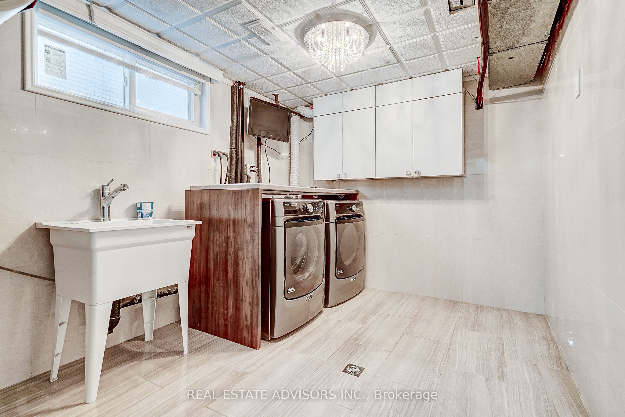 1228 Jane Street N Property Photo 24