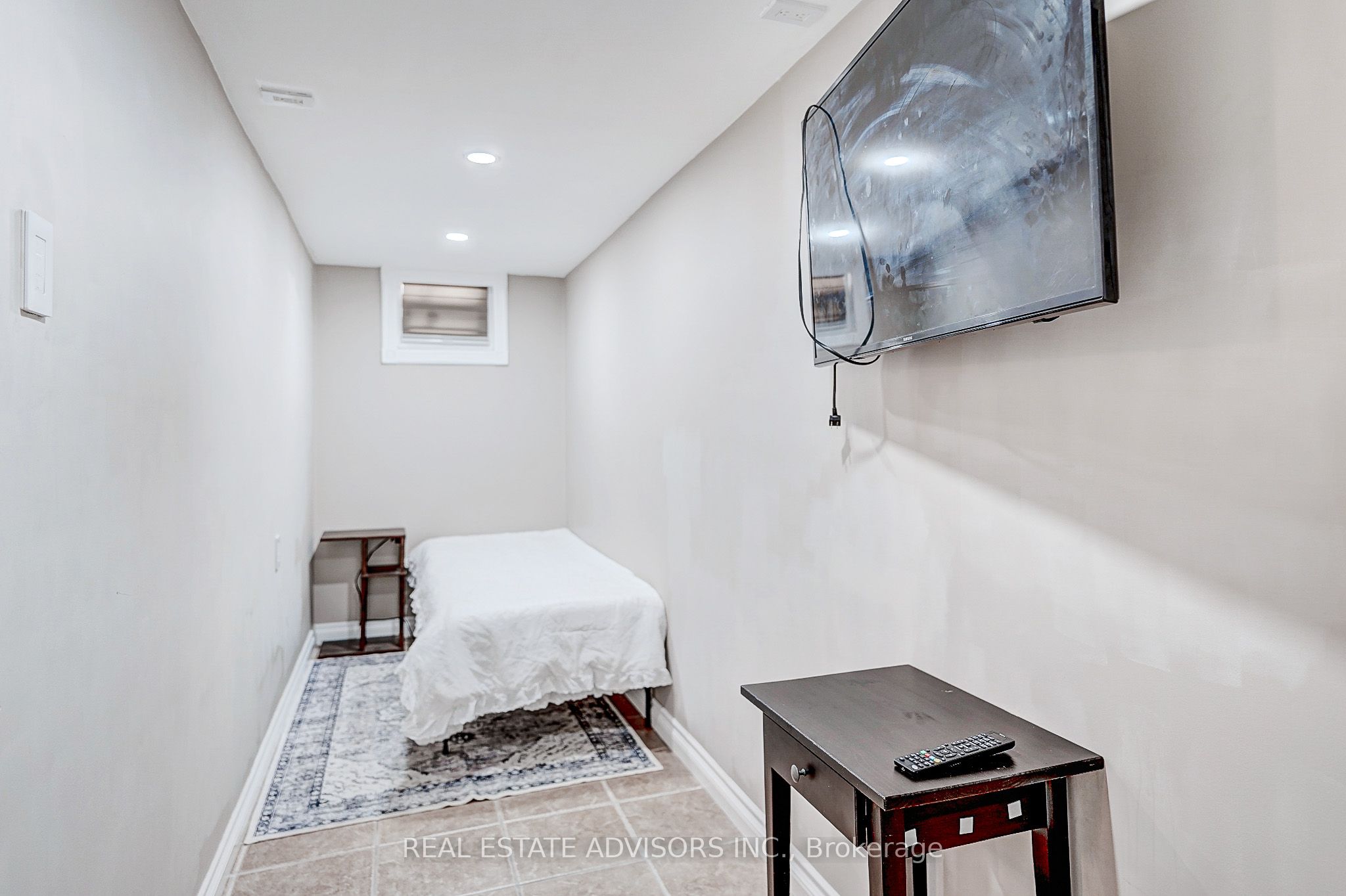 1228 Jane Street N Property Photo 29