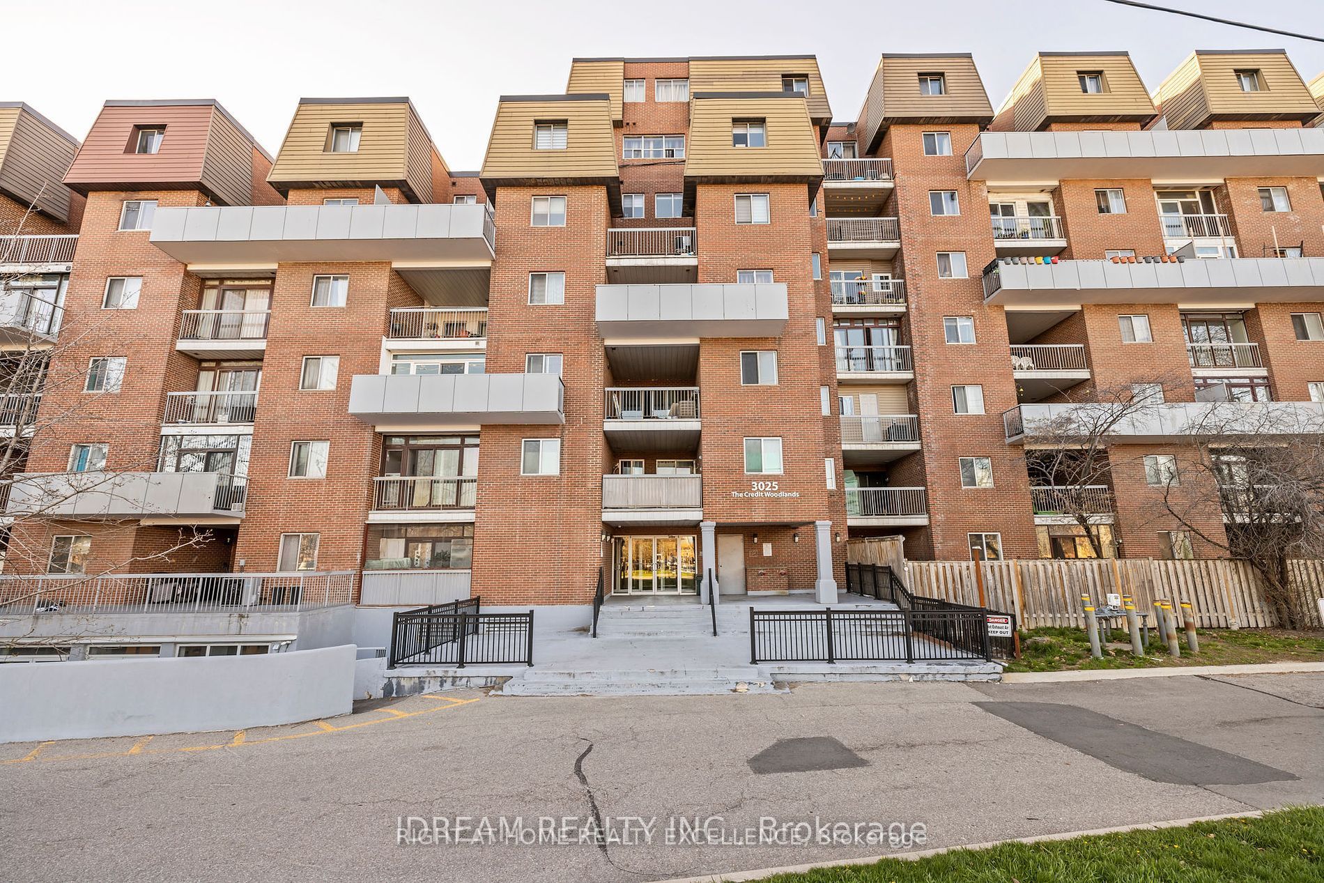 #317 - 3025 The Credit Woodlands Drive Property Photo 1