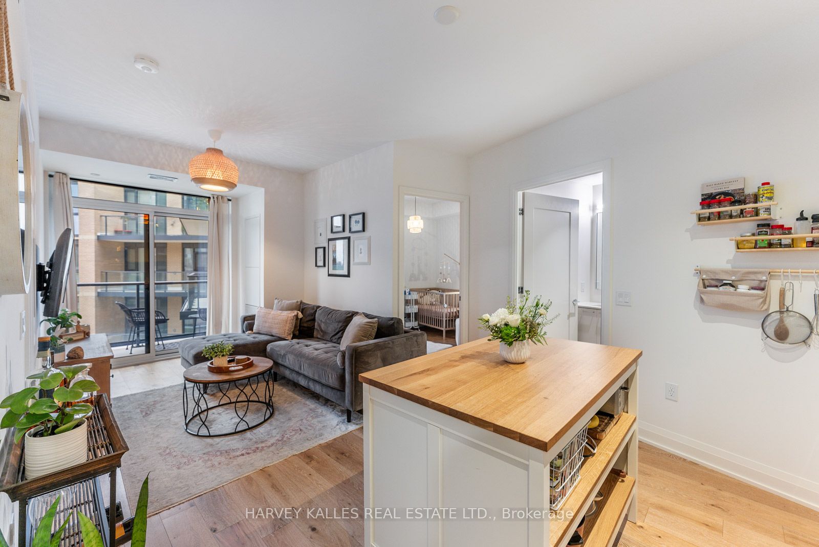 #521 - 293 The Kingsway Property Photo 4