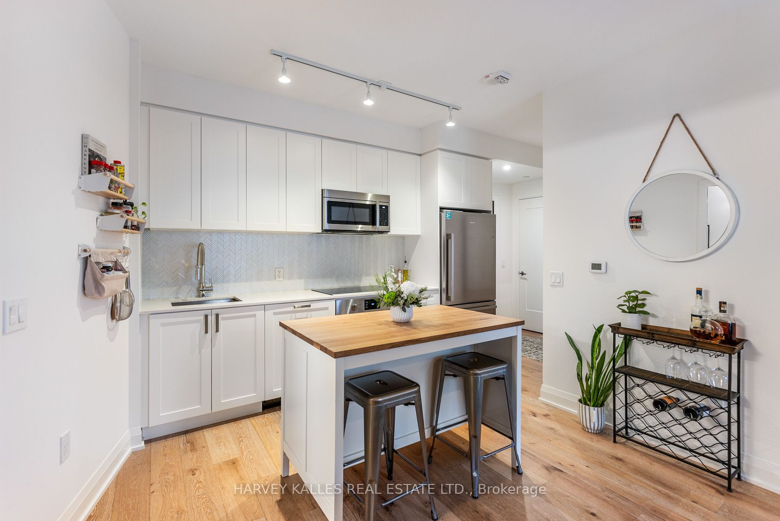 #521 - 293 The Kingsway Property Photo 6
