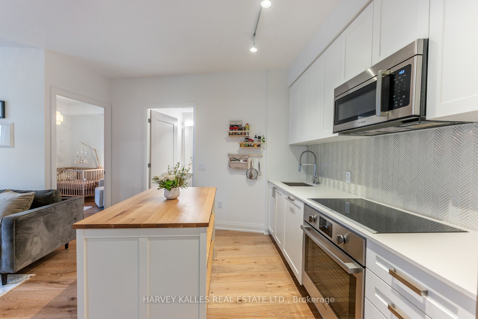 #521 - 293 The Kingsway Property Photo 8