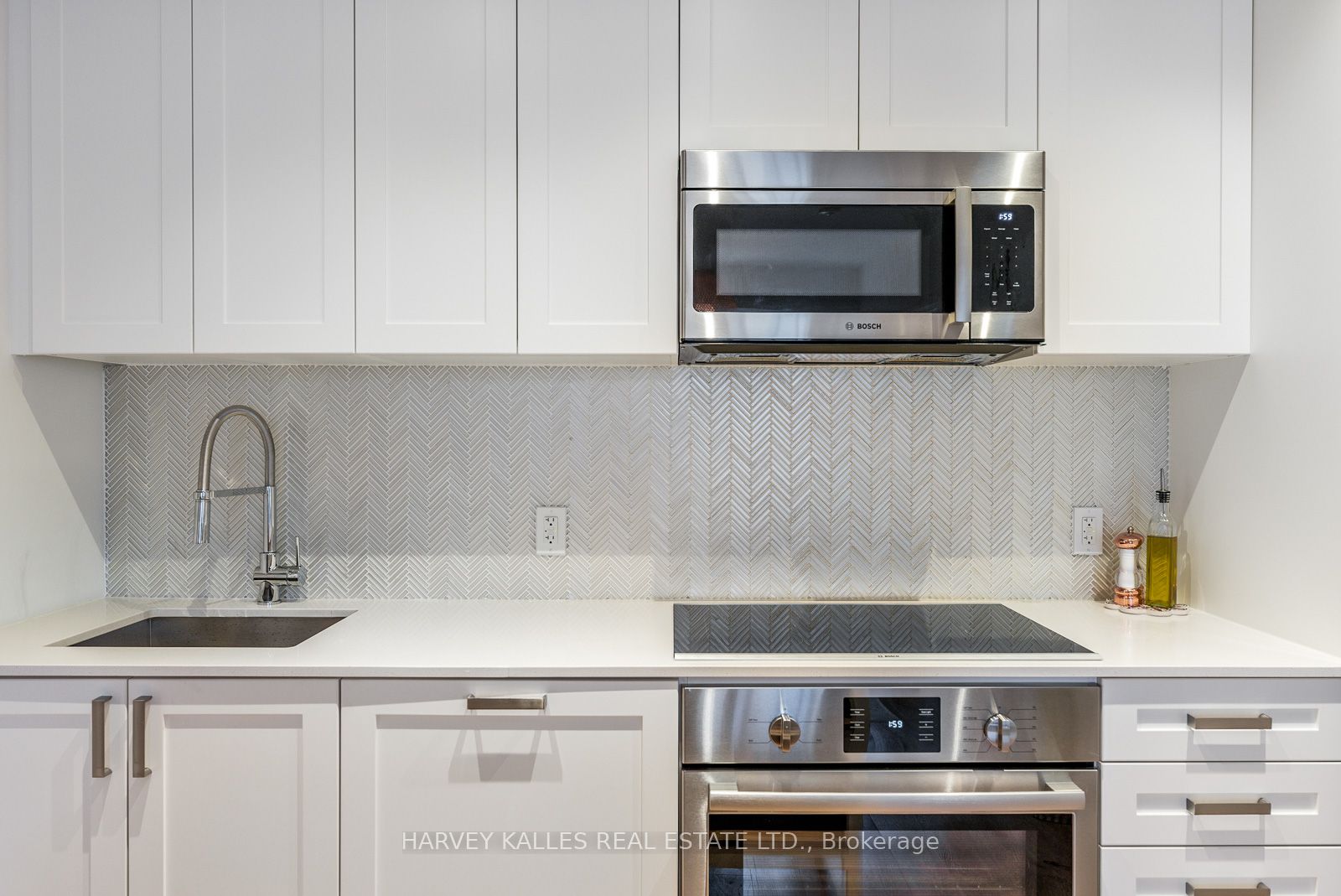#521 - 293 The Kingsway Property Photo 9