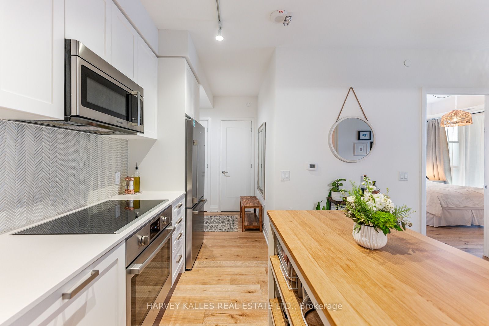 #521 - 293 The Kingsway Property Photo 10