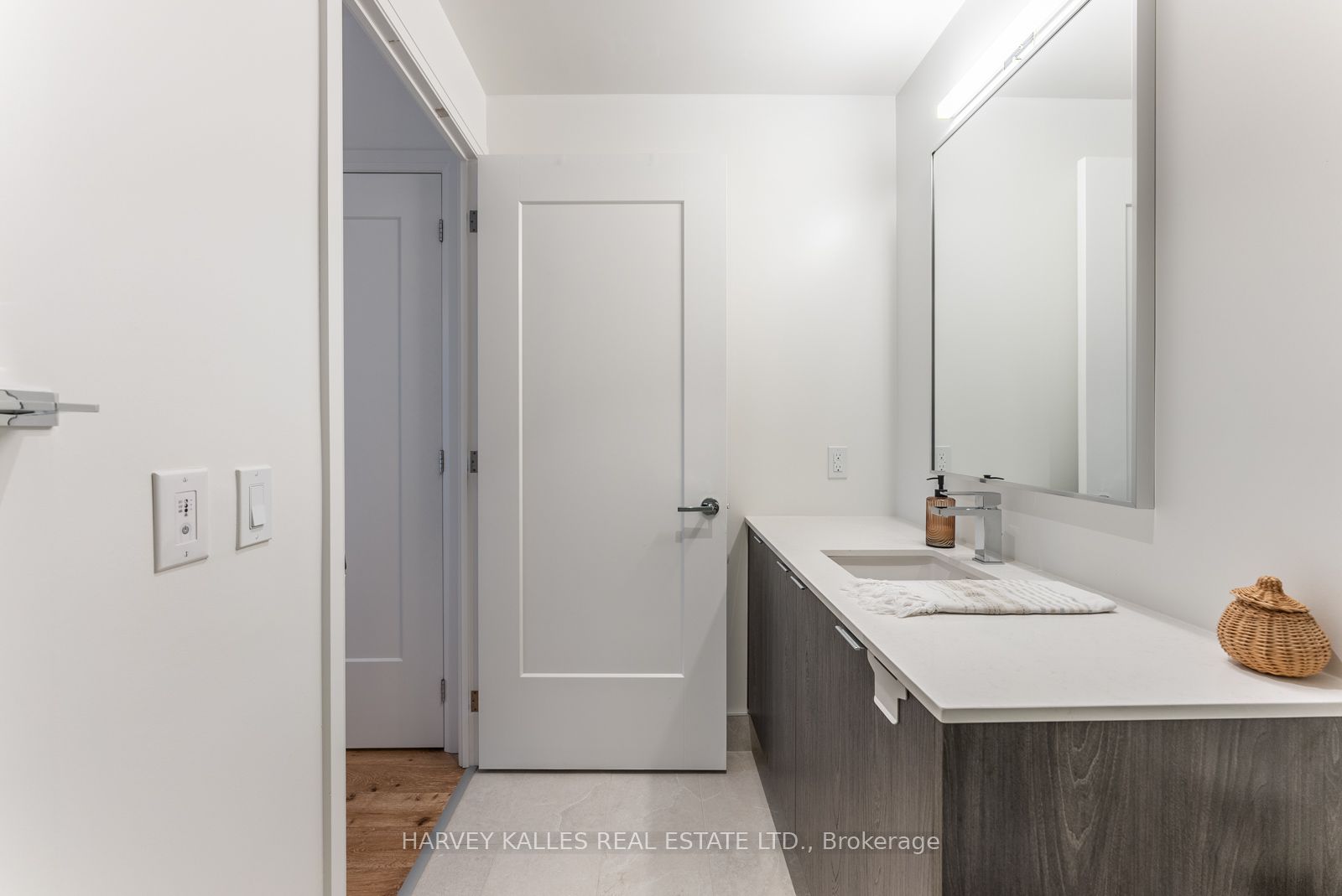 #521 - 293 The Kingsway Property Photo 19