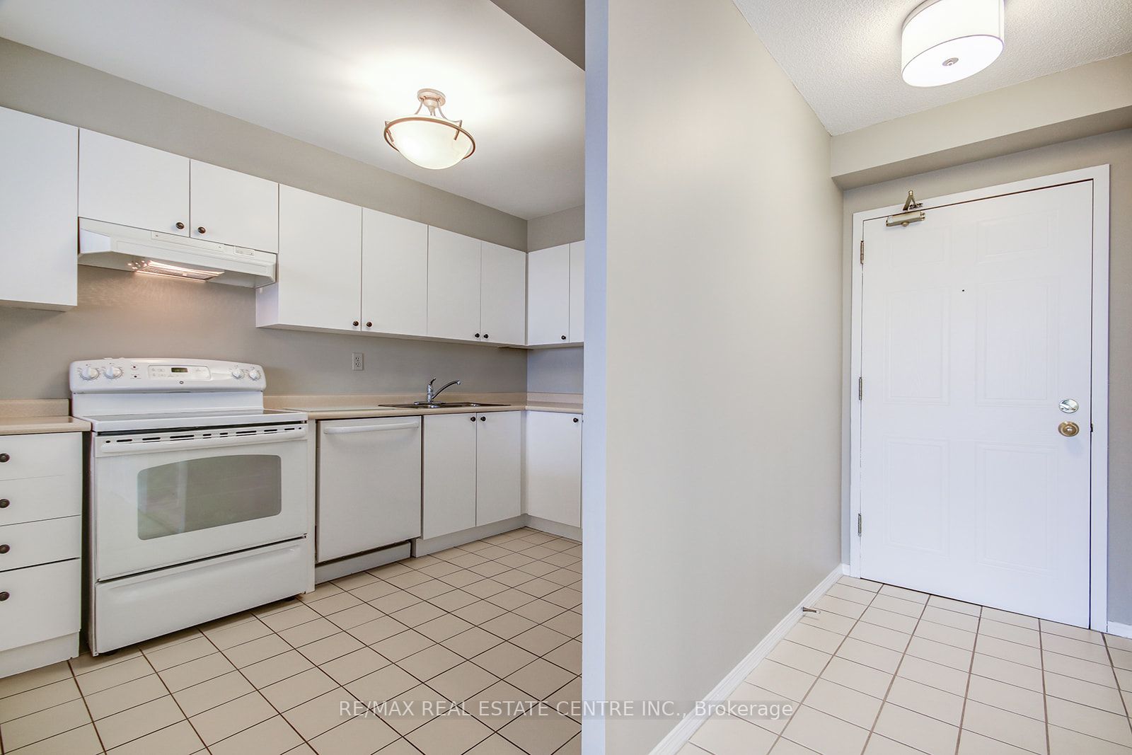 #302 - 26 Hall Road Property Photo 8