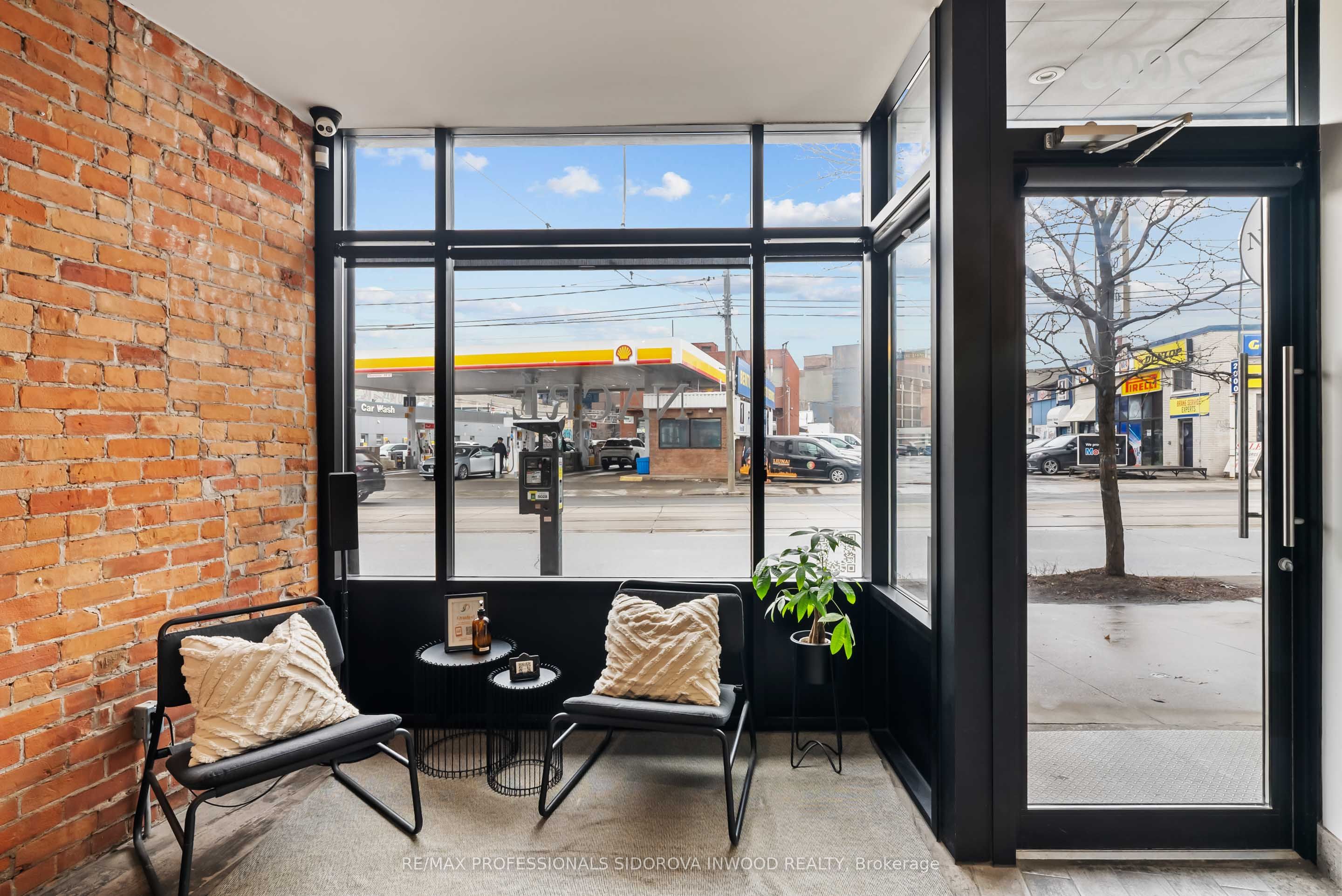 2005 Dundas Street Property Photo 6