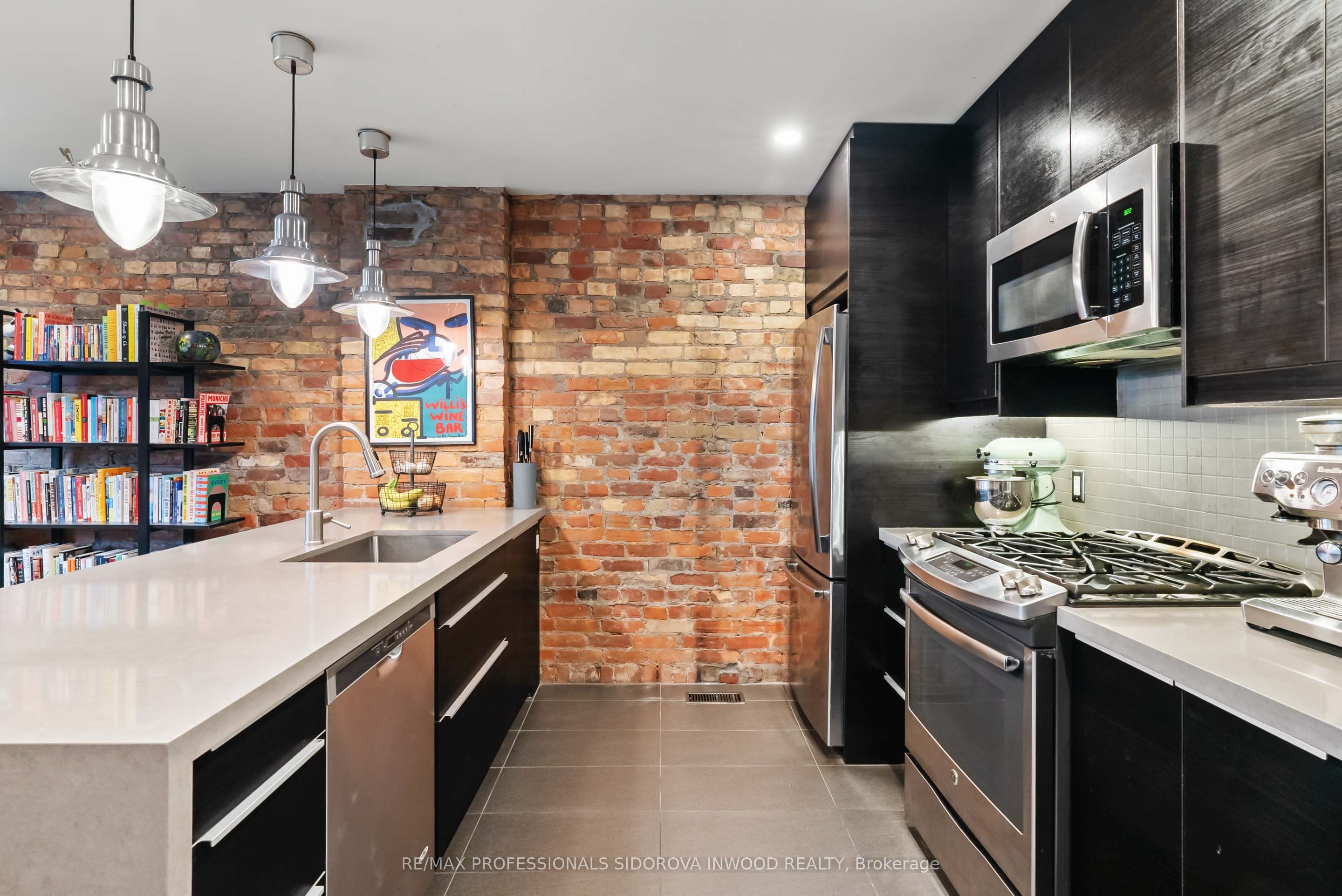 2005 Dundas Street Property Photo 36