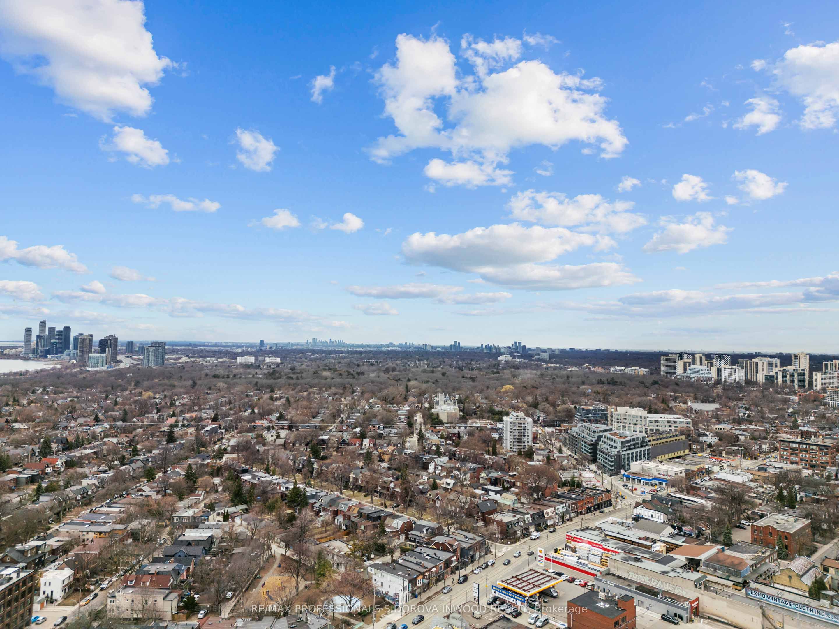 2005 Dundas Street Property Photo 50
