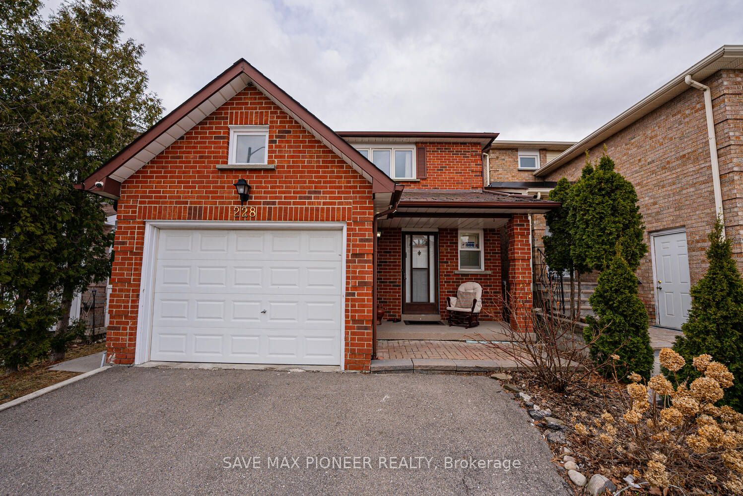 228 Lech Walesa Dr Property Photo