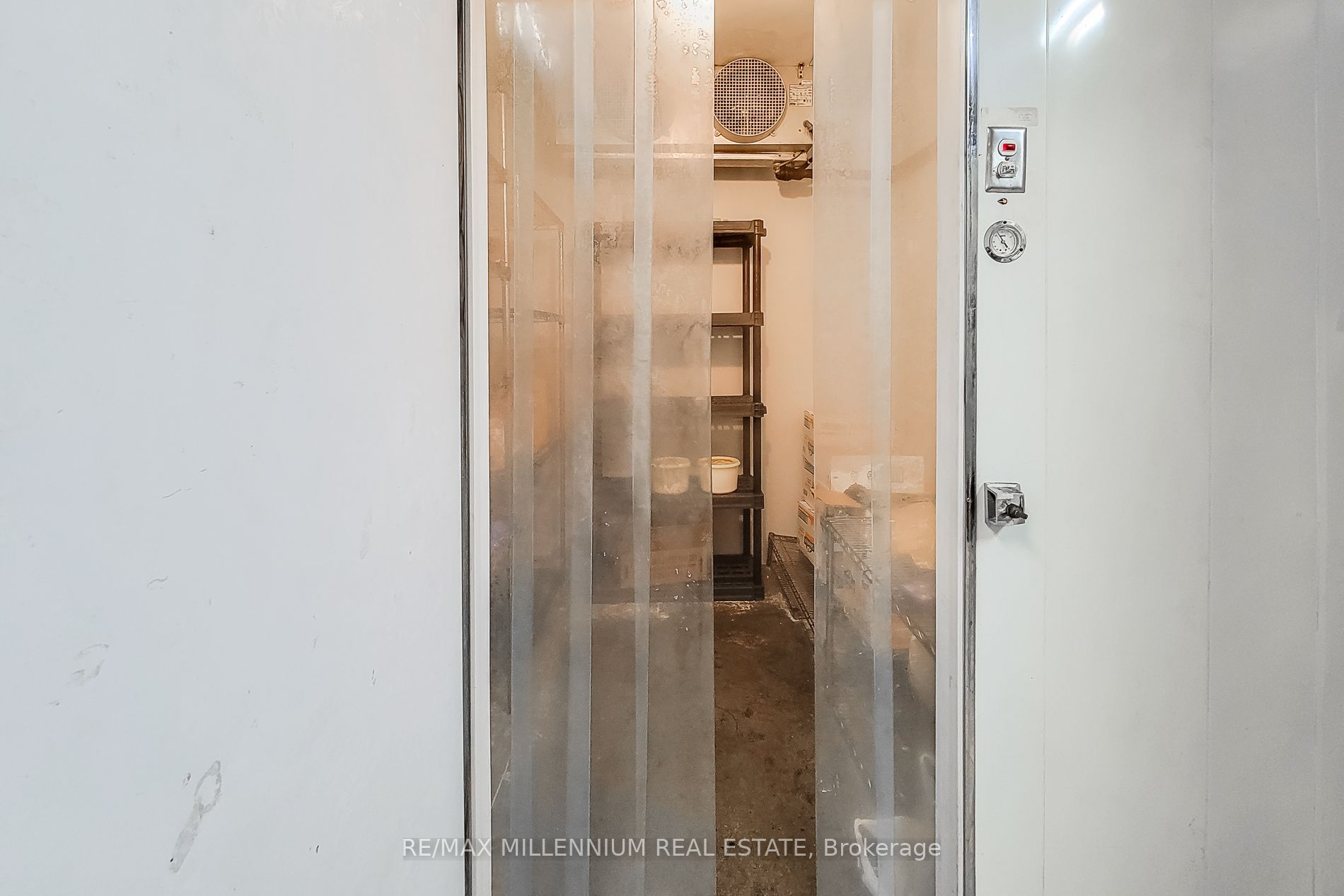 #1 - 2121 Dundas Street Property Photo 27