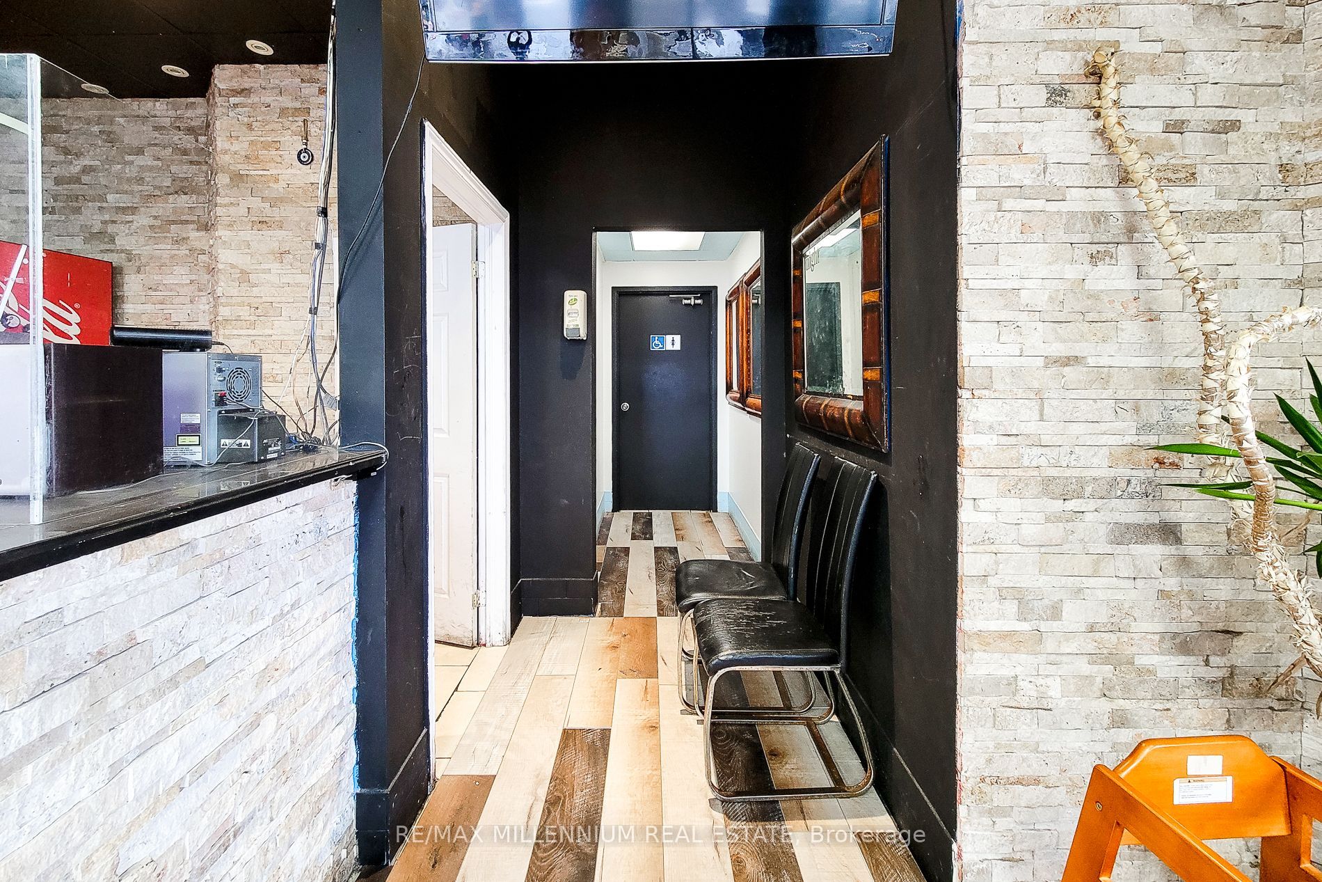 #1 - 2121 Dundas Street Property Photo 34