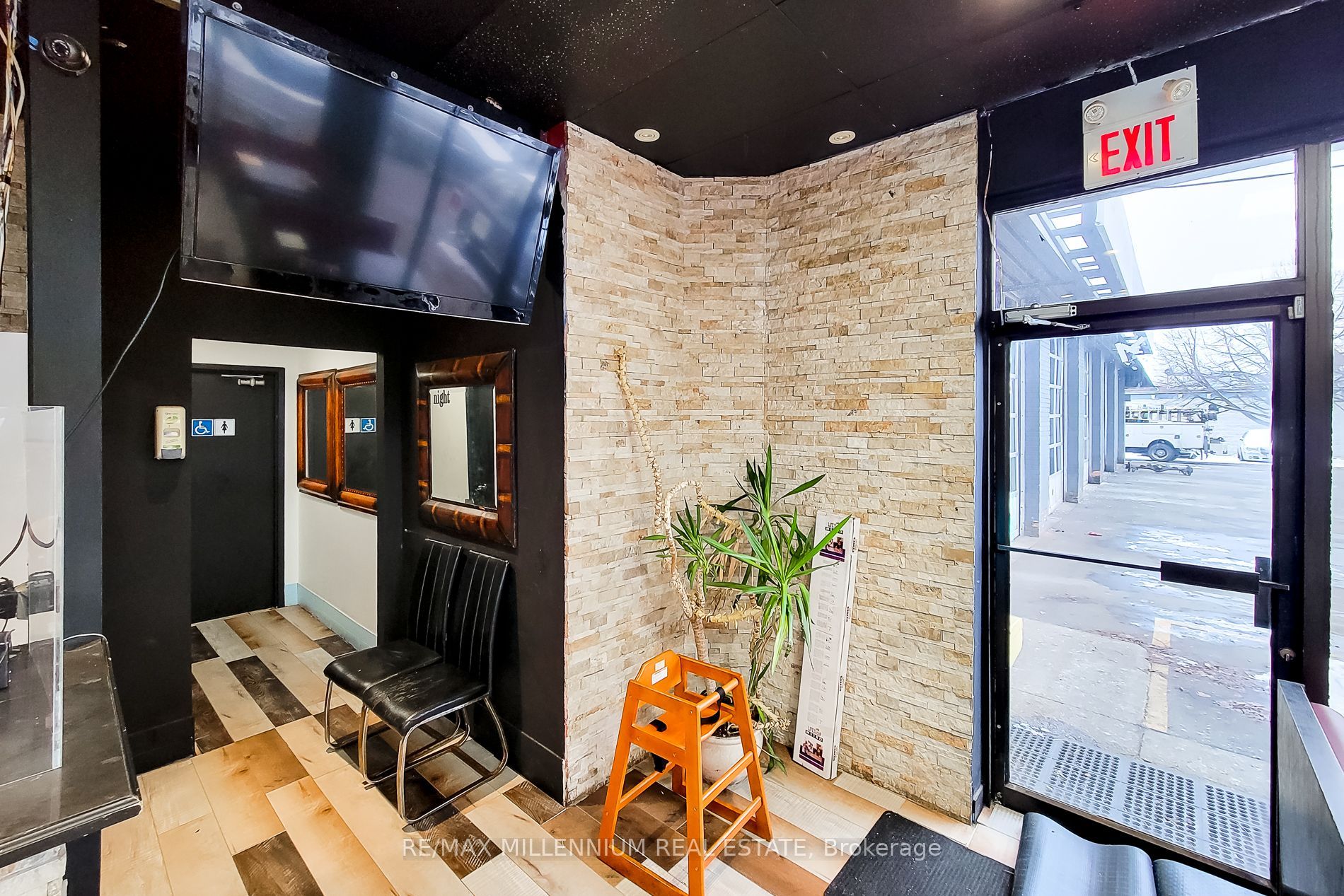 #1 - 2121 Dundas Street Property Photo 36