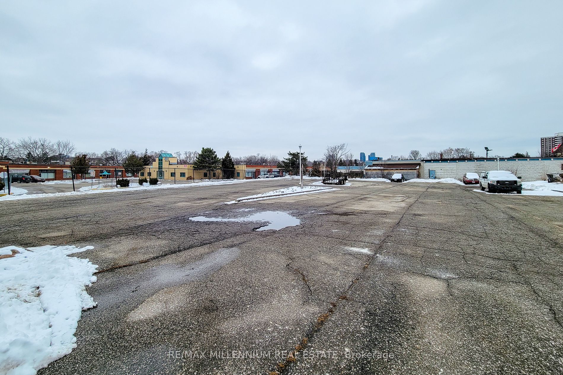 #1 - 2121 Dundas Street Property Photo 37