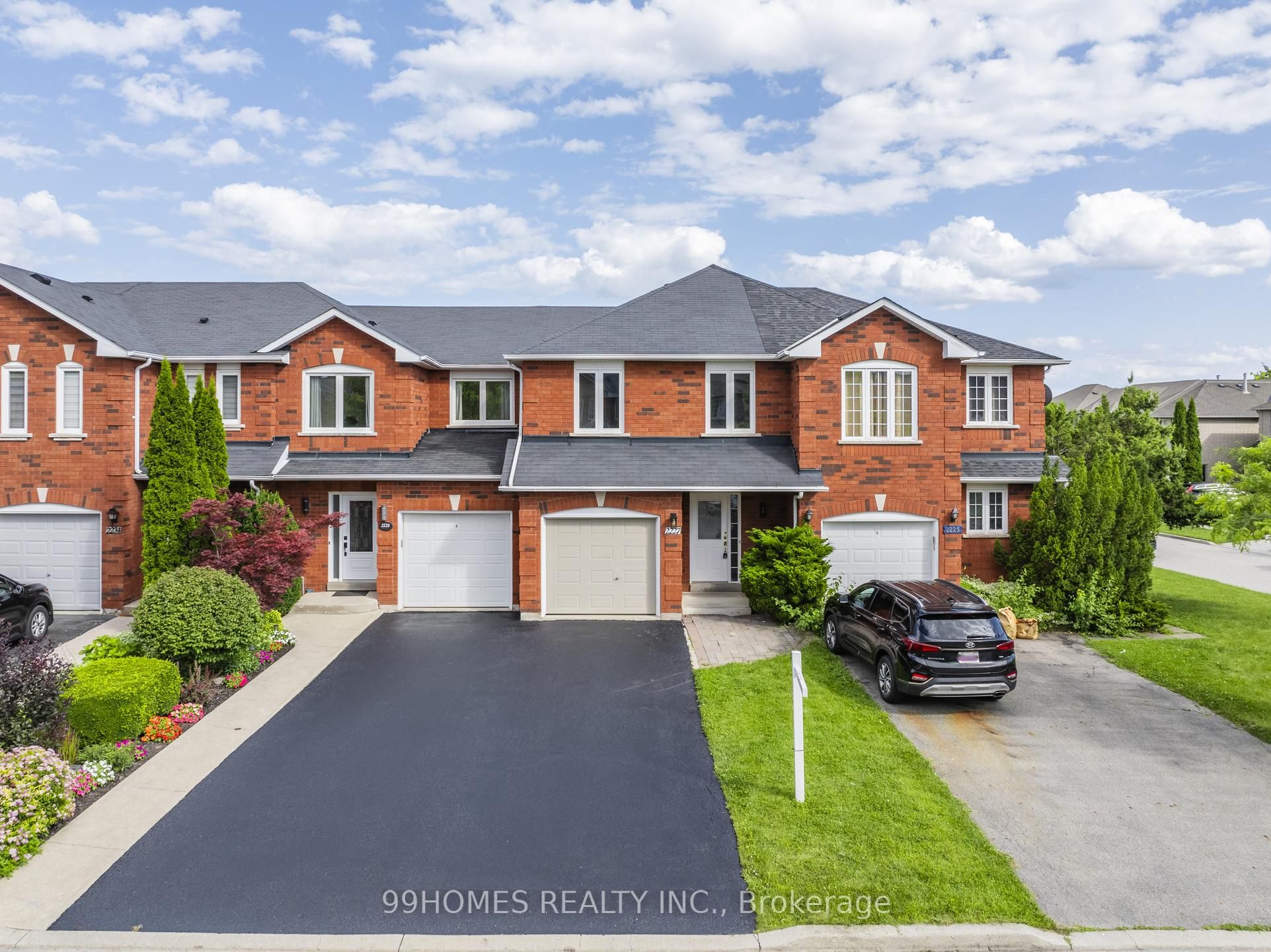 2227 Pell Cres Property Photo 1