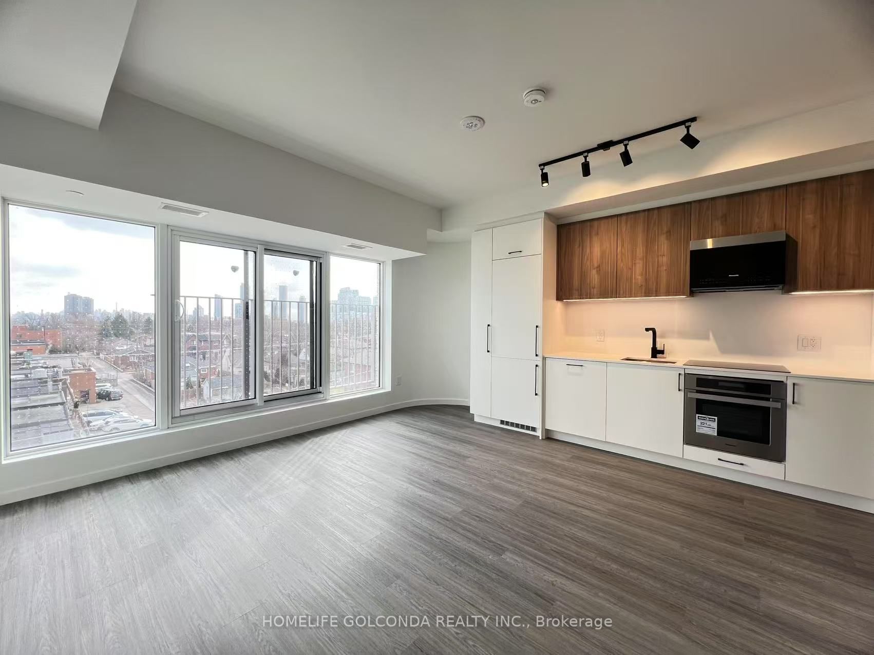 #423 - 689 The Queensway Property Photo