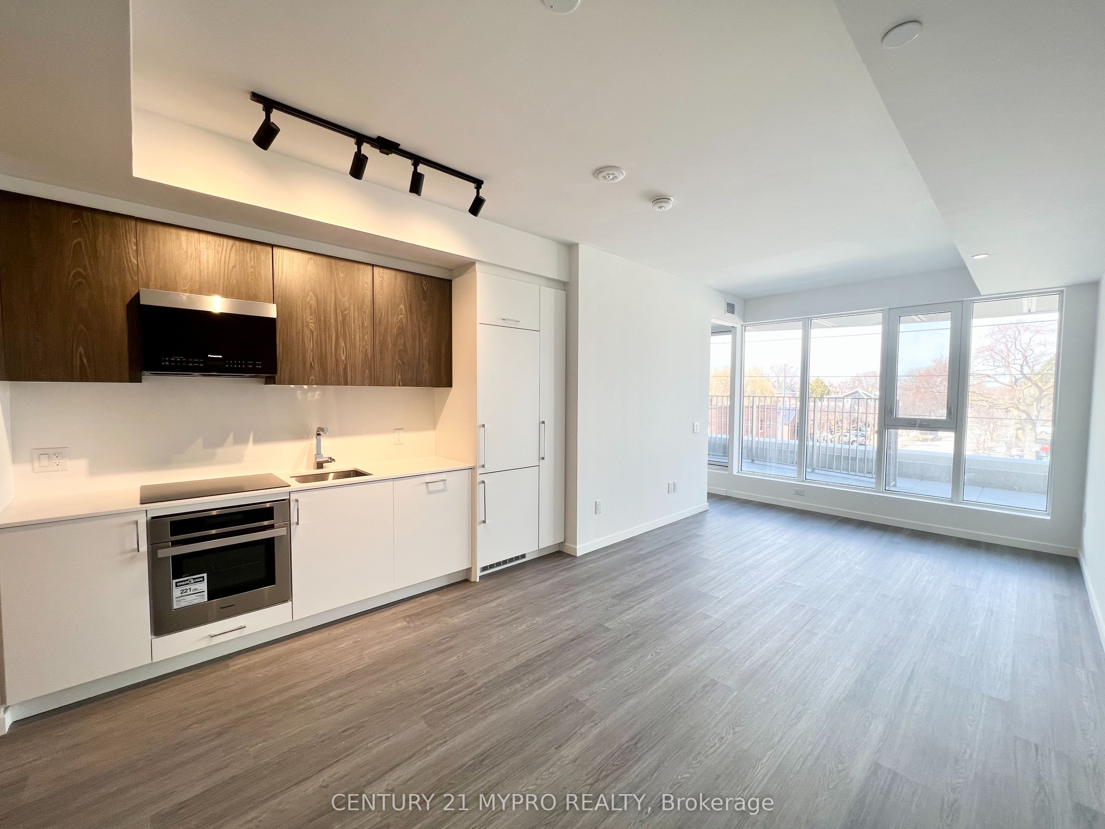 #315 - 689 The Queensway Property Photo