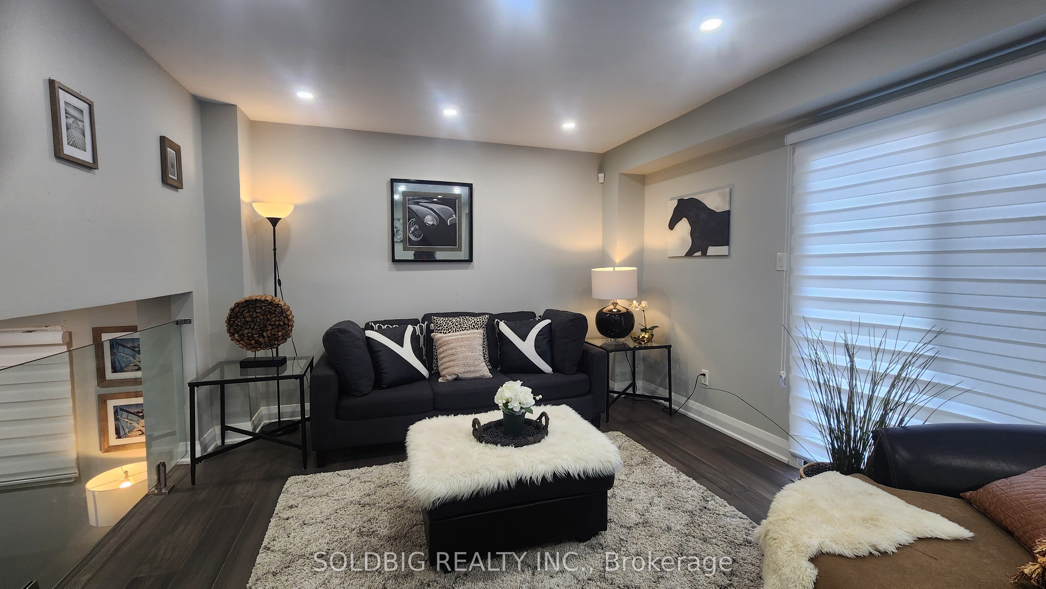 4079 Trapper Crescent Upper Property Photo 2