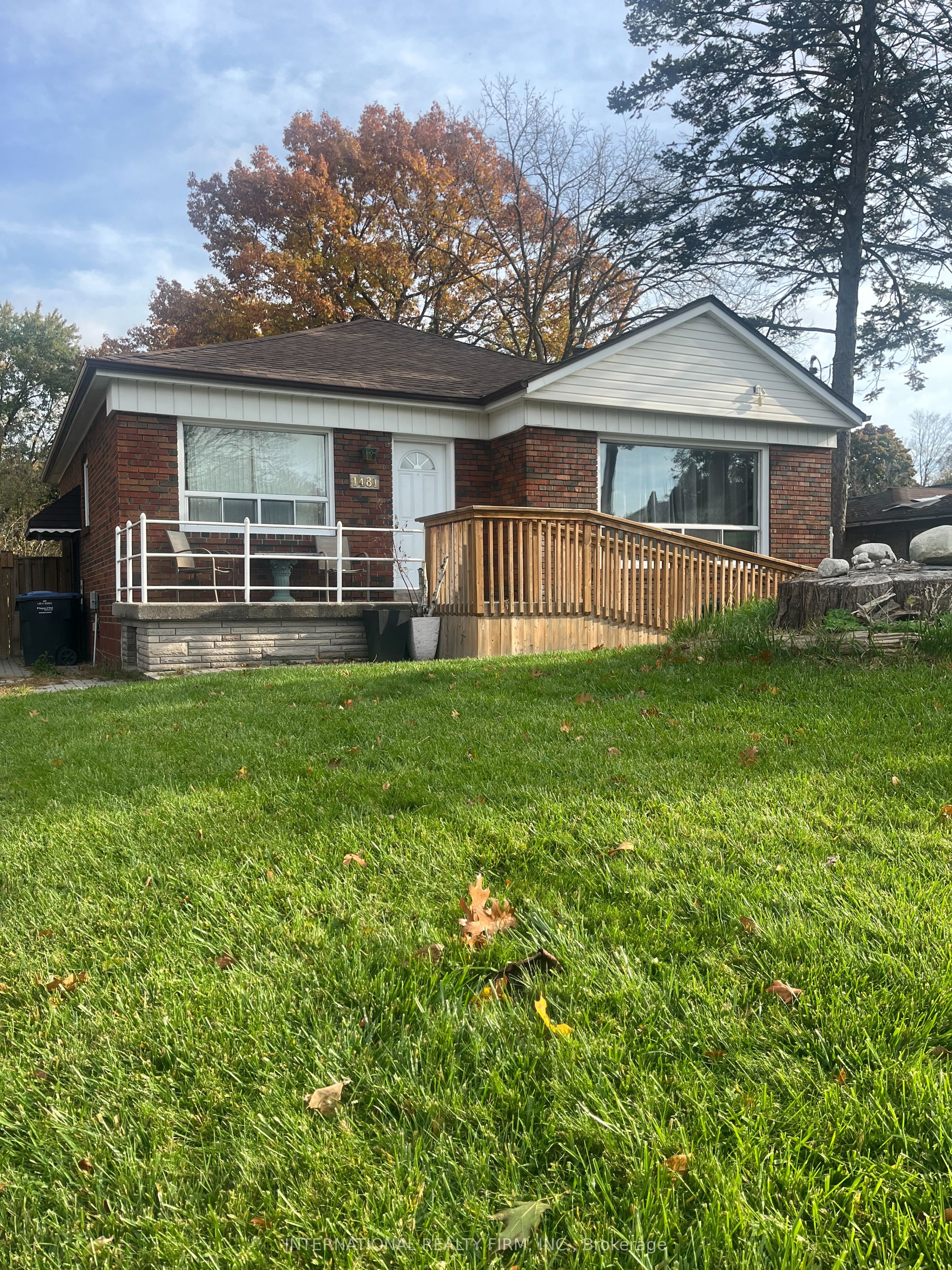 1481 Myron Drive W Property Photo 2
