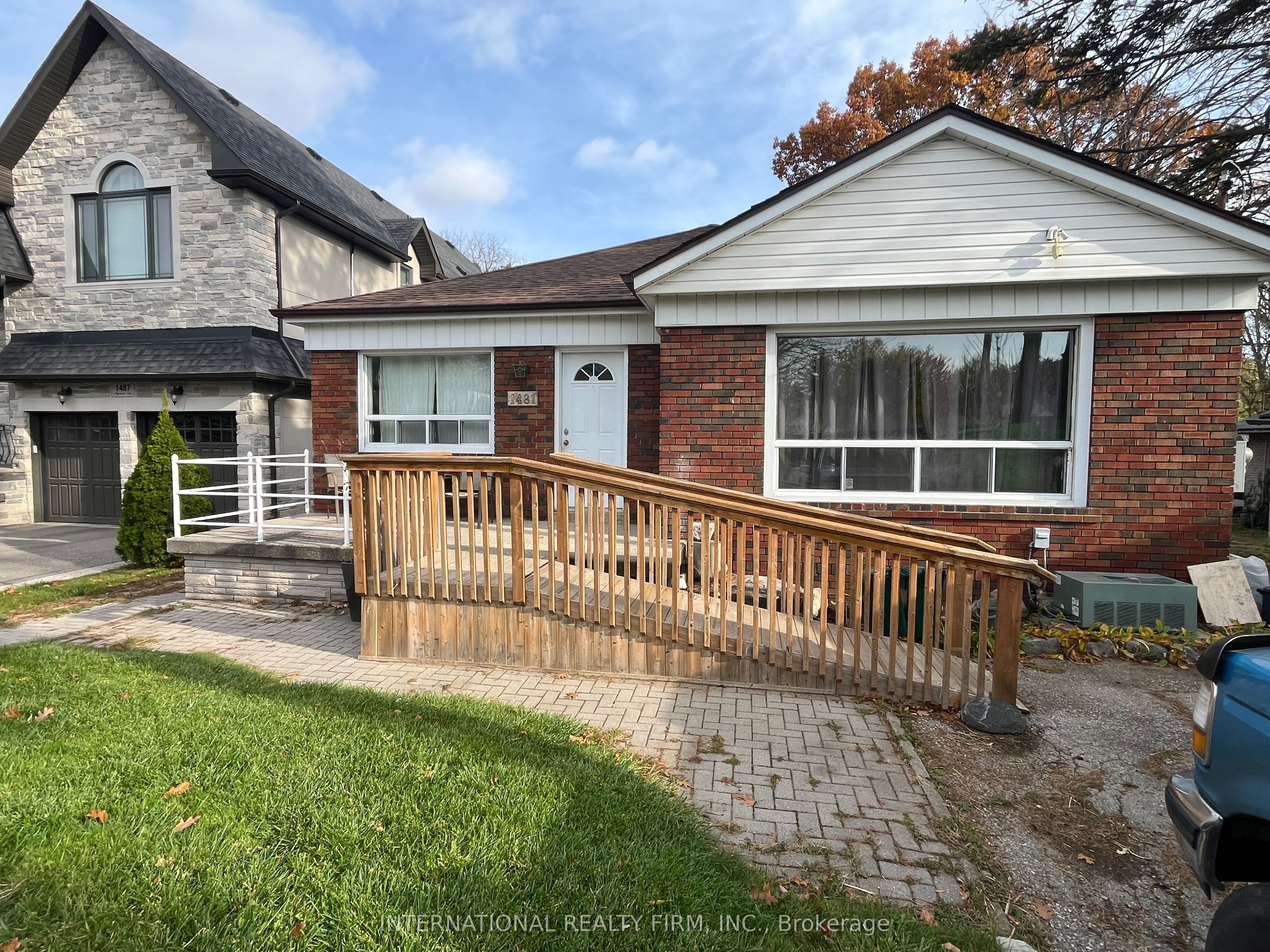 1481 Myron Drive W Property Photo 3