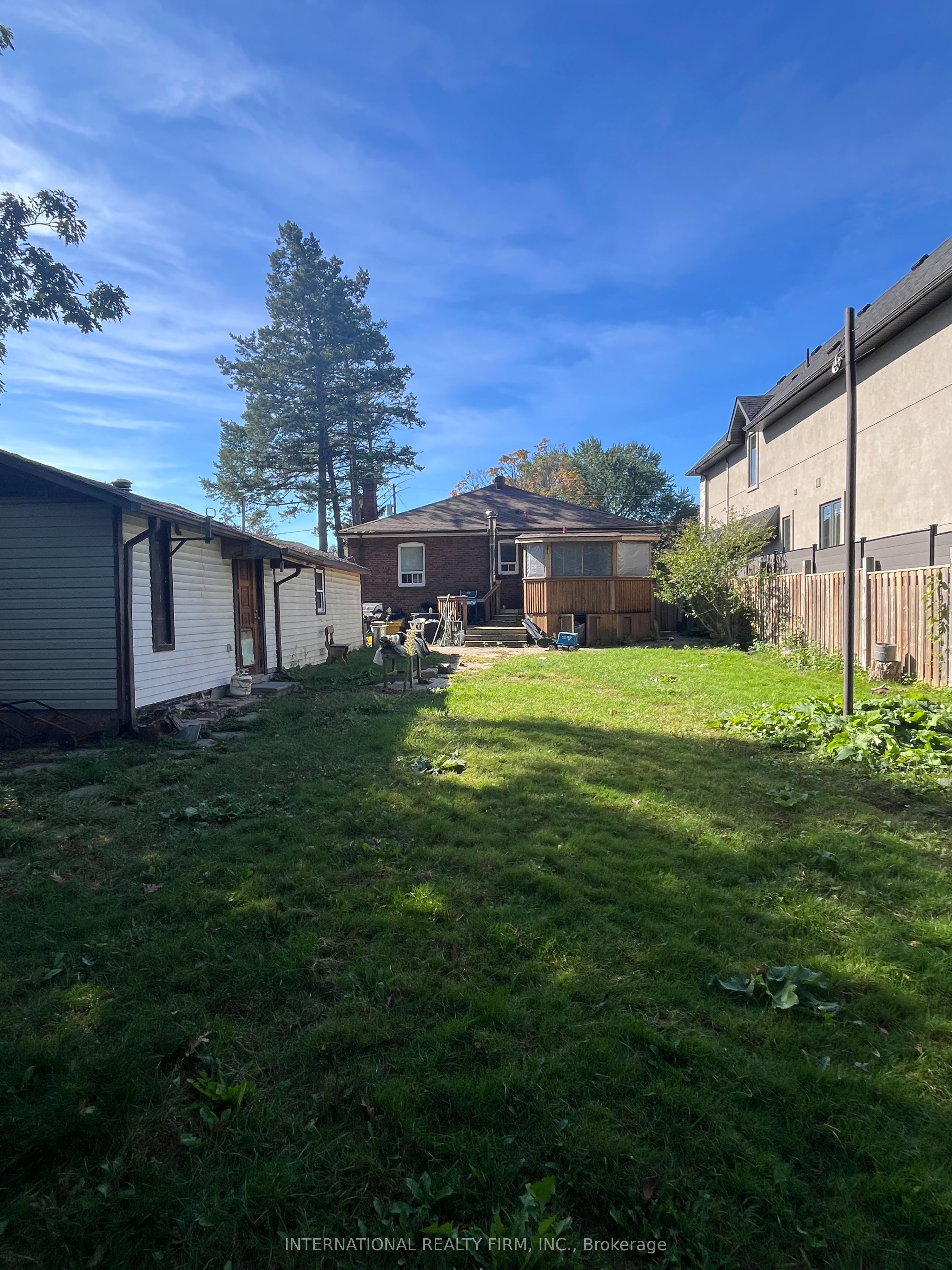 1481 Myron Drive W Property Photo 4