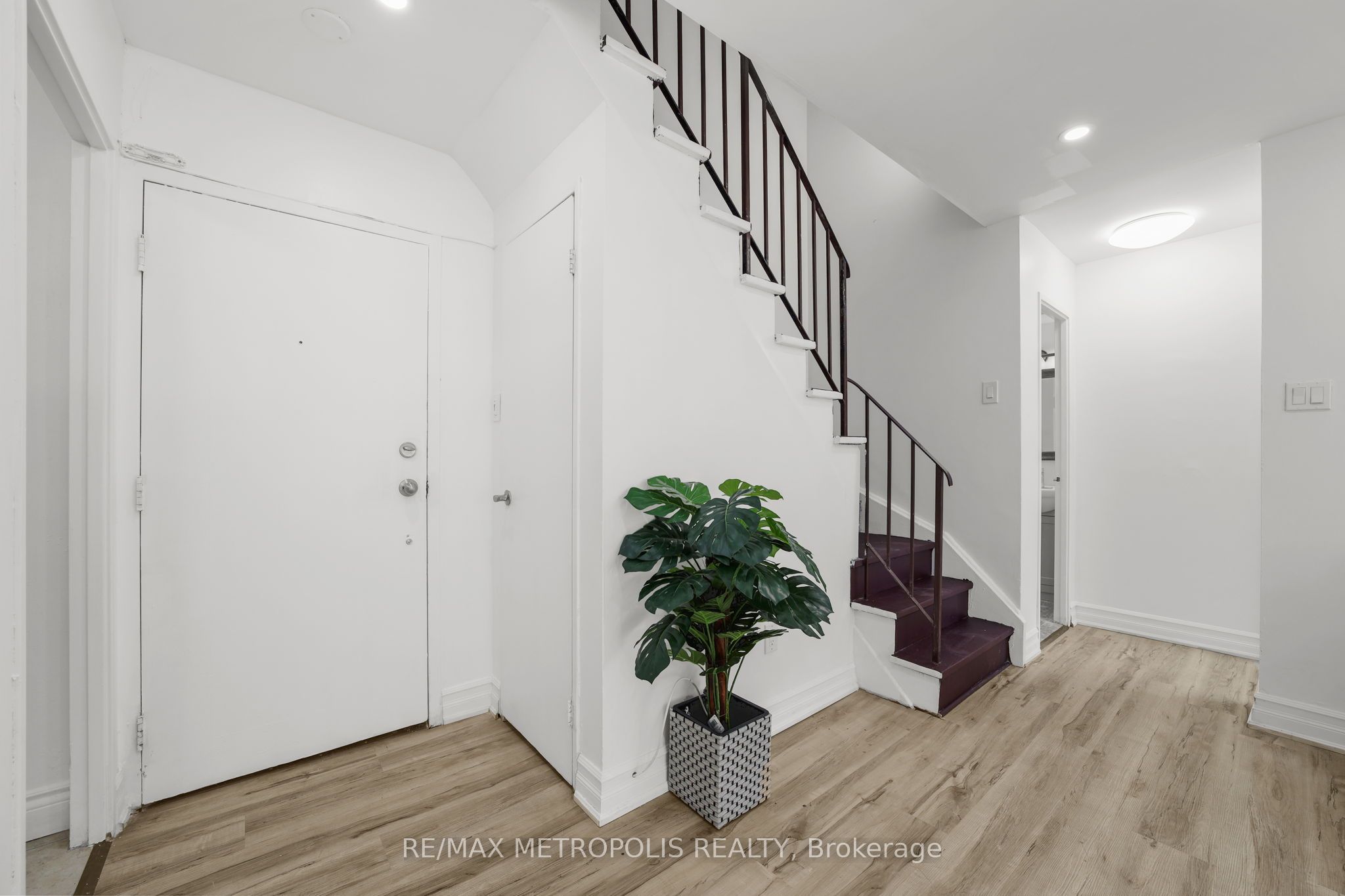 #184 - 2095 Roche Court Property Photo 4