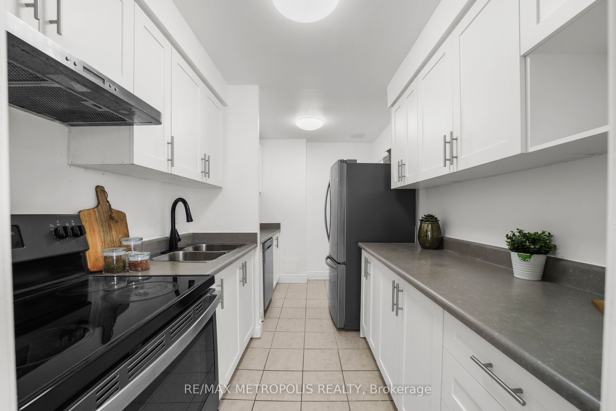 #184 - 2095 Roche Court Property Photo 11