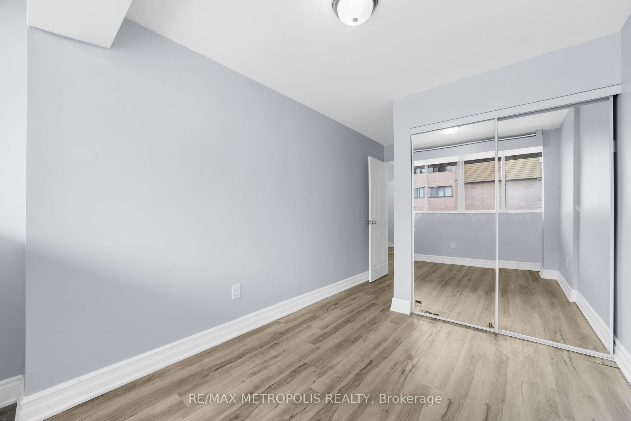 #184 - 2095 Roche Court Property Photo 14