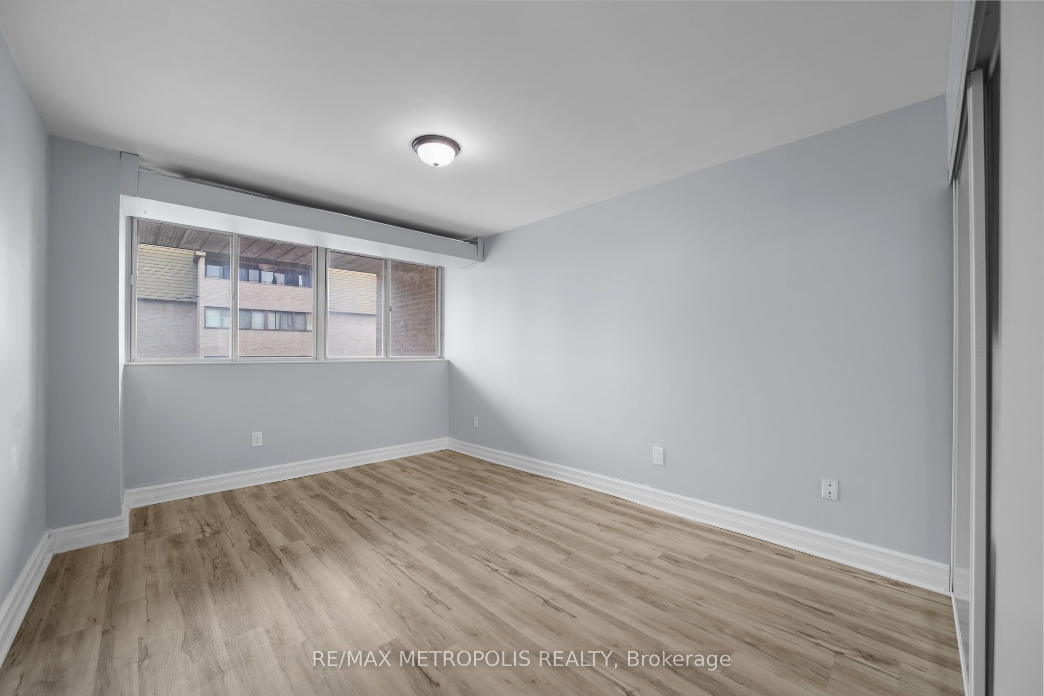 #184 - 2095 Roche Court Property Photo 15