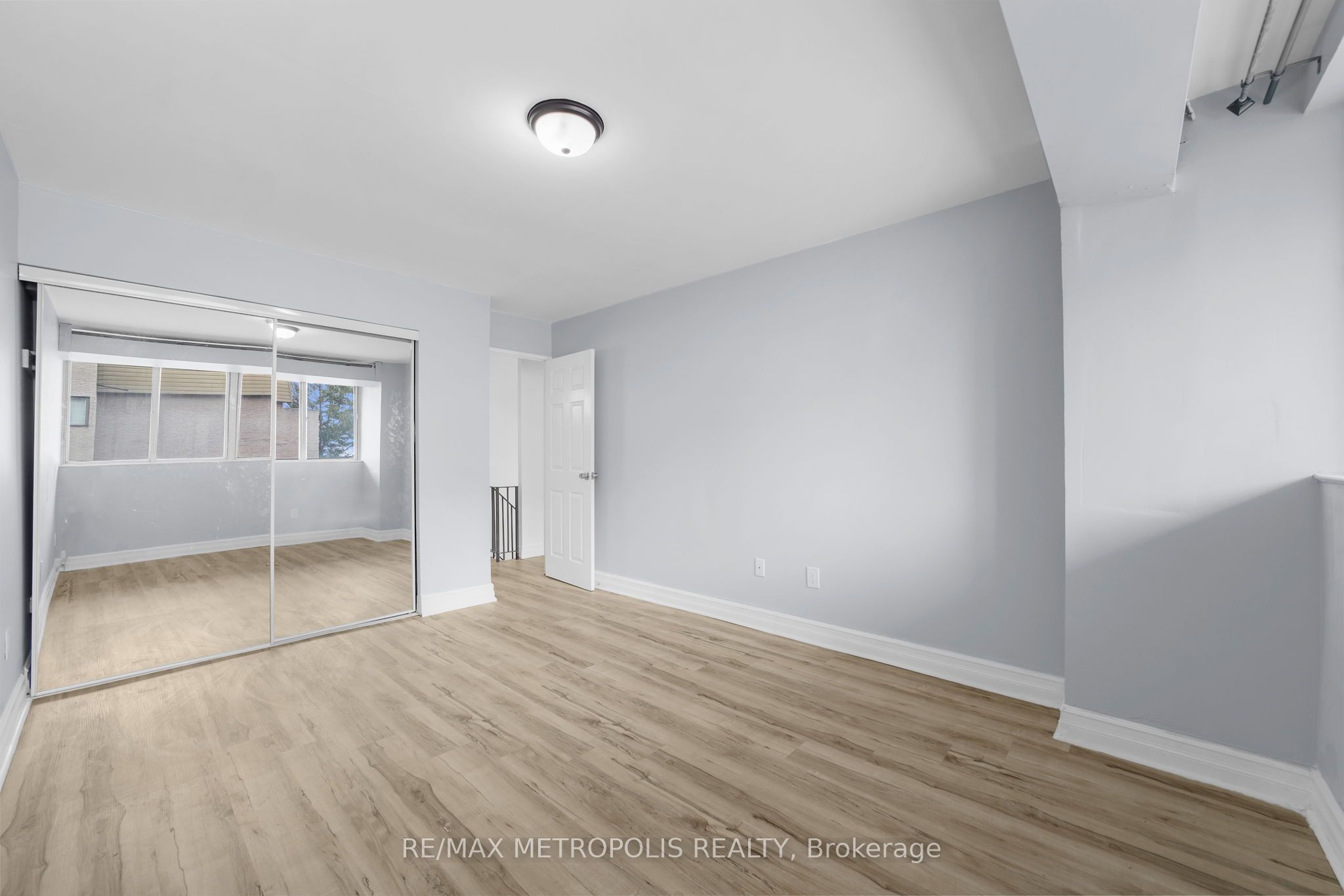 #184 - 2095 Roche Court Property Photo 16
