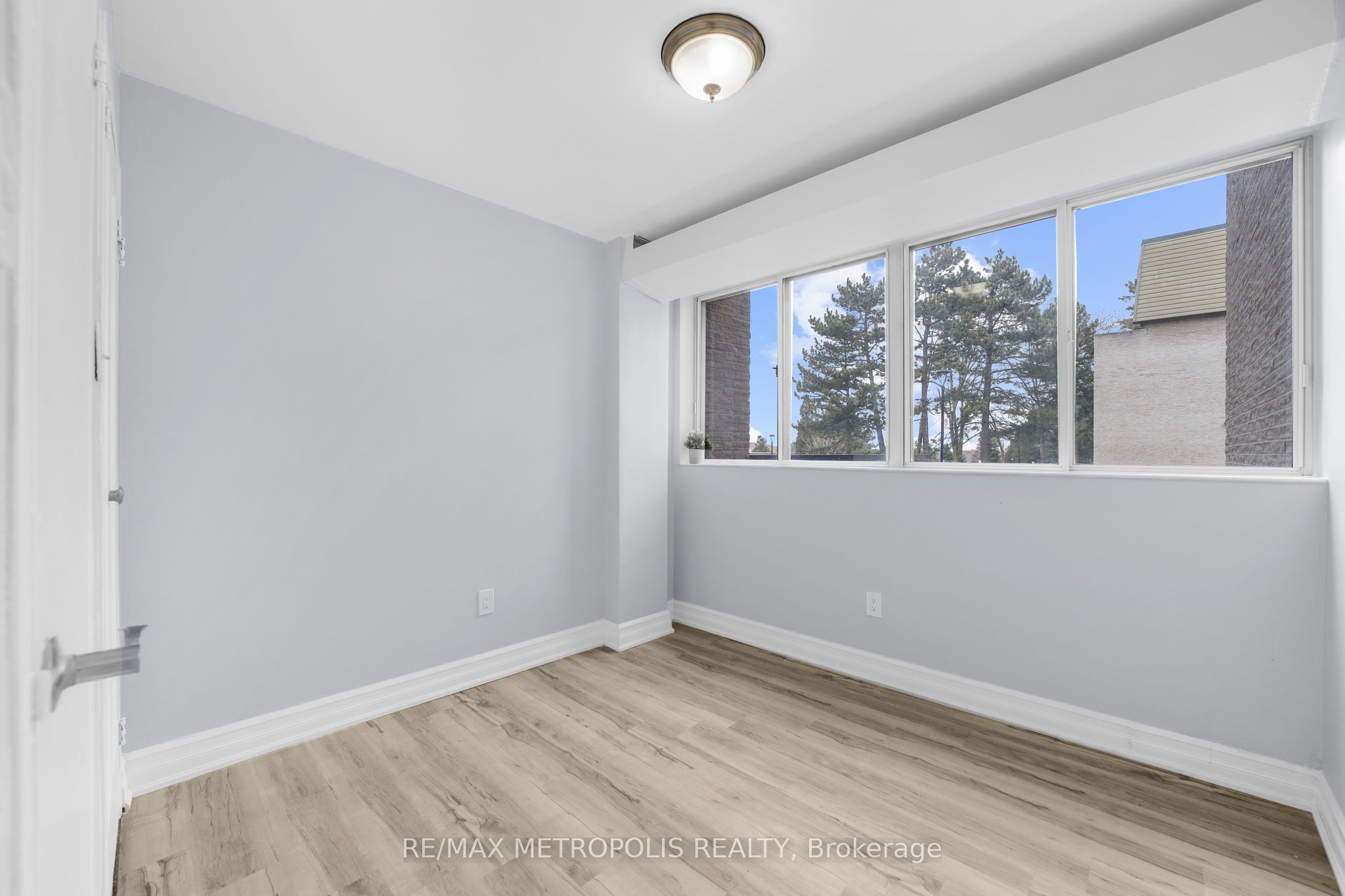 #184 - 2095 Roche Court Property Photo 18