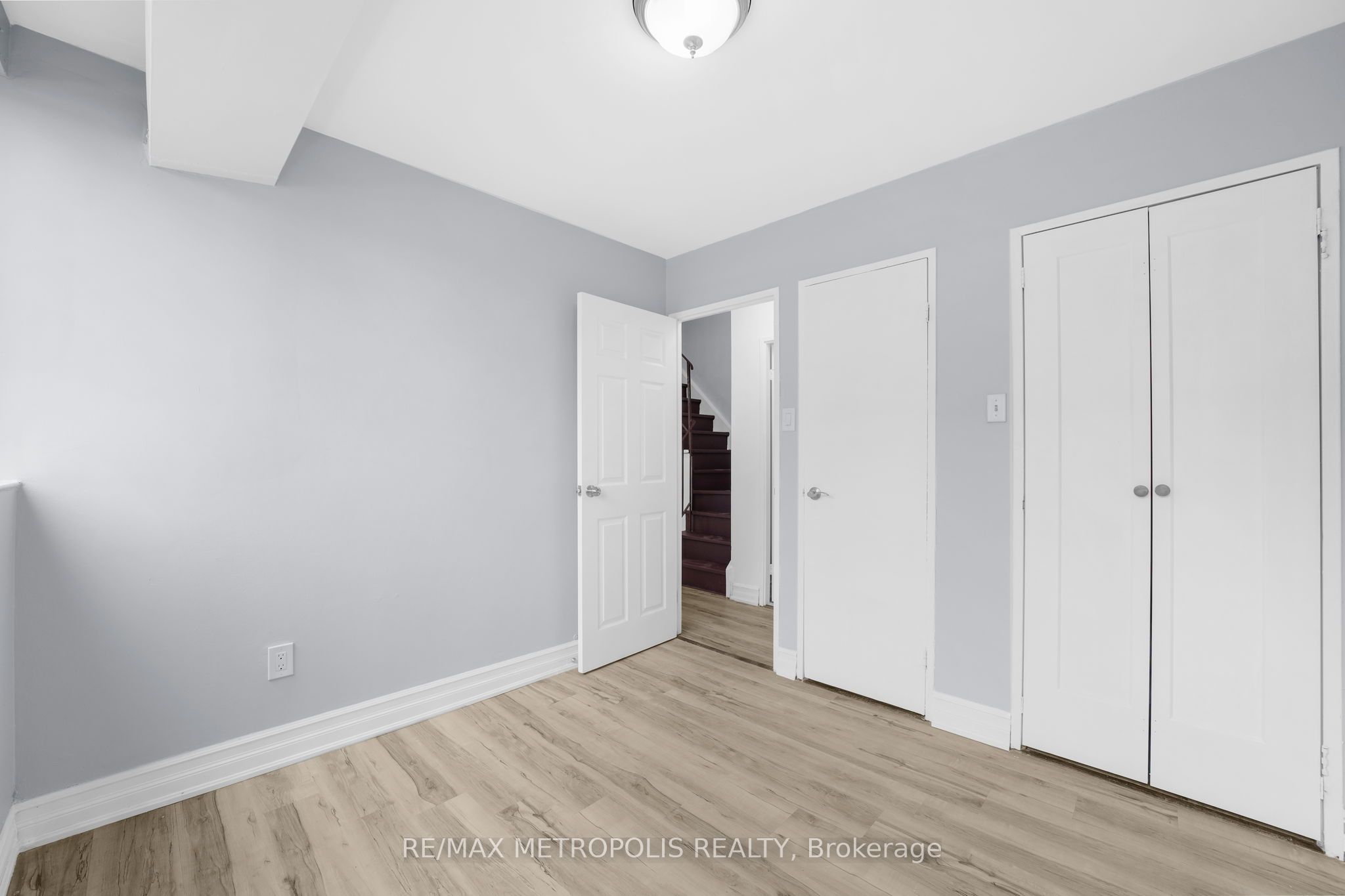 #184 - 2095 Roche Court Property Photo 19
