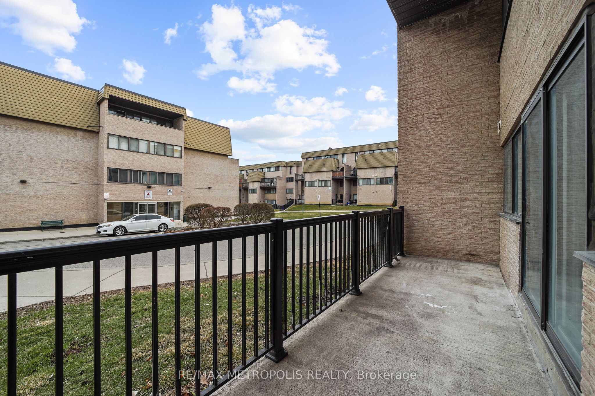 #184 - 2095 Roche Court Property Photo 24