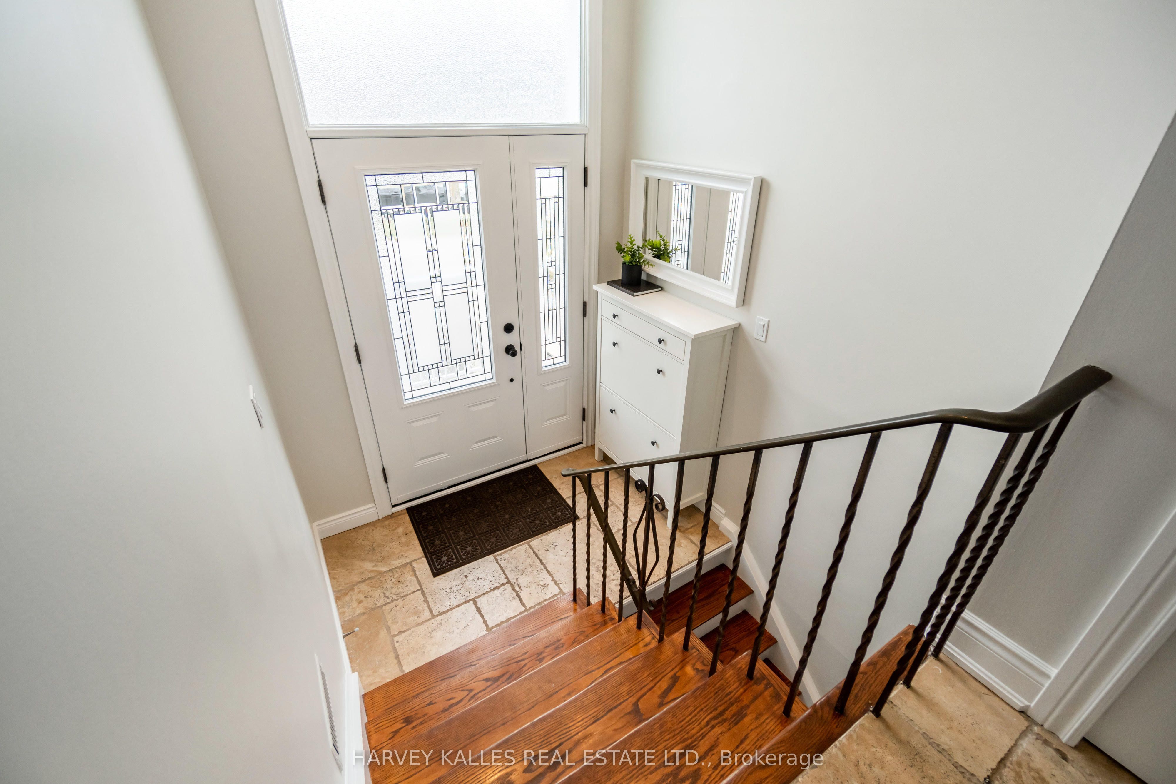 1855 Silverberry Crescent Property Photo 3