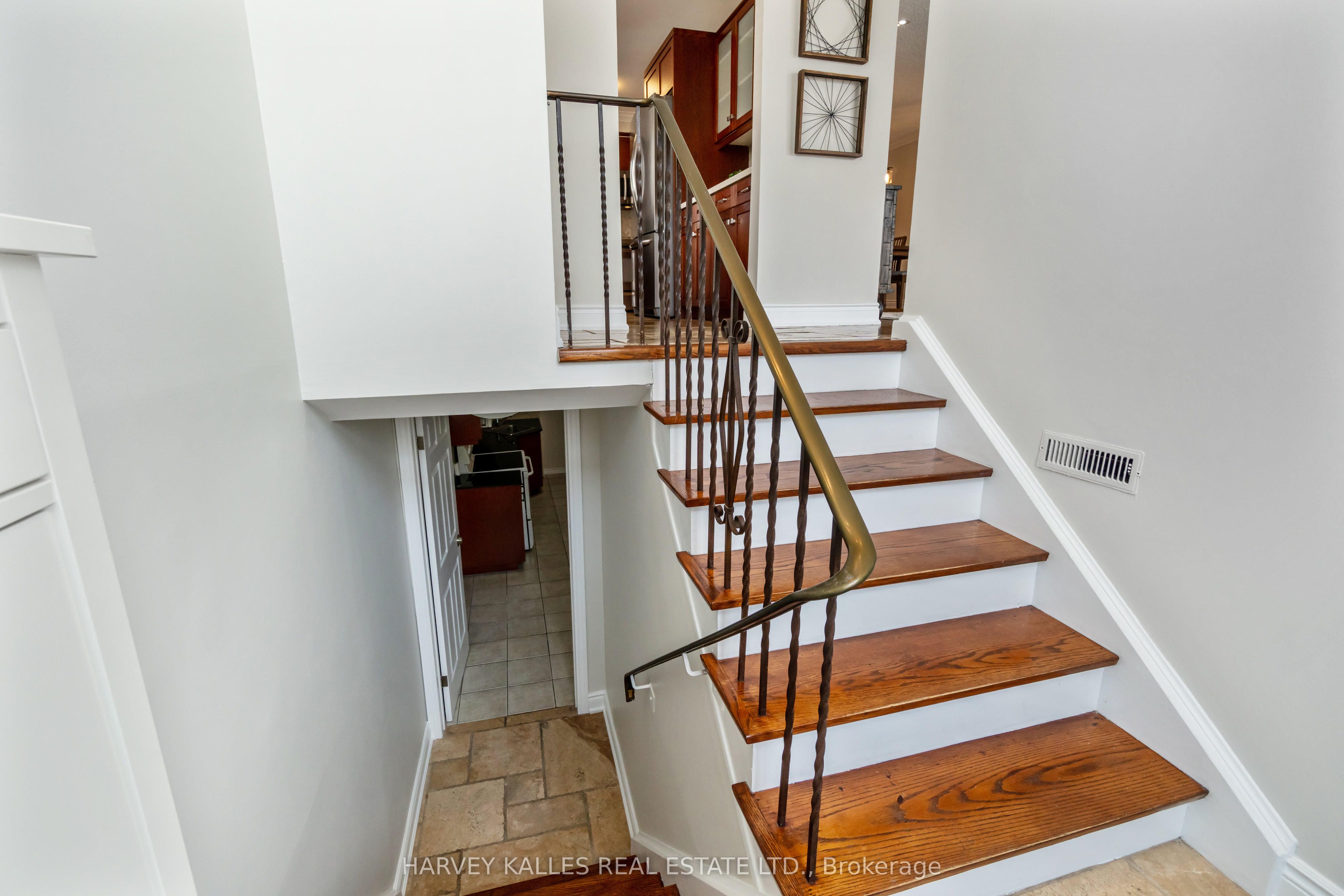 1855 Silverberry Crescent Property Photo 4