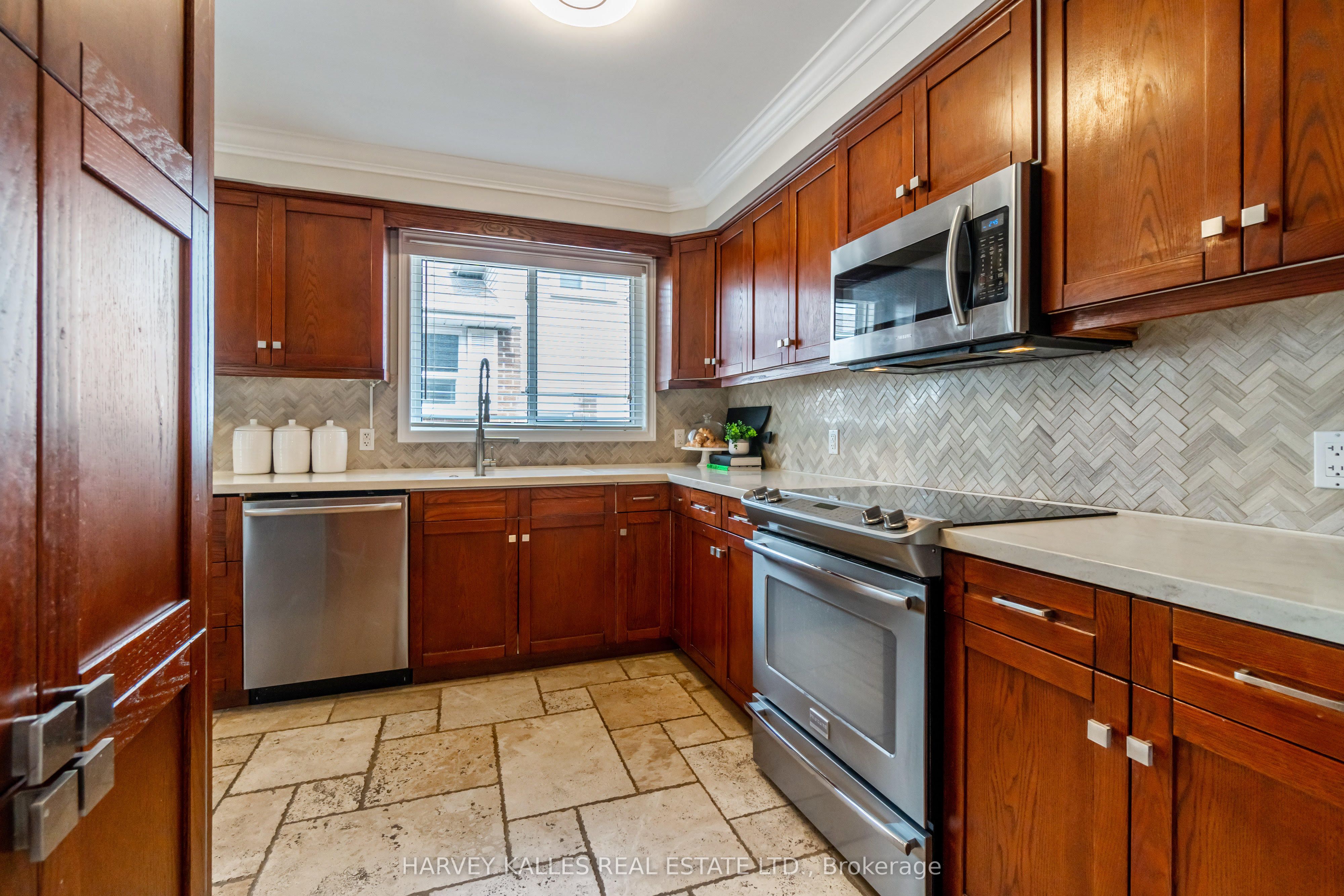 1855 Silverberry Crescent Property Photo 7