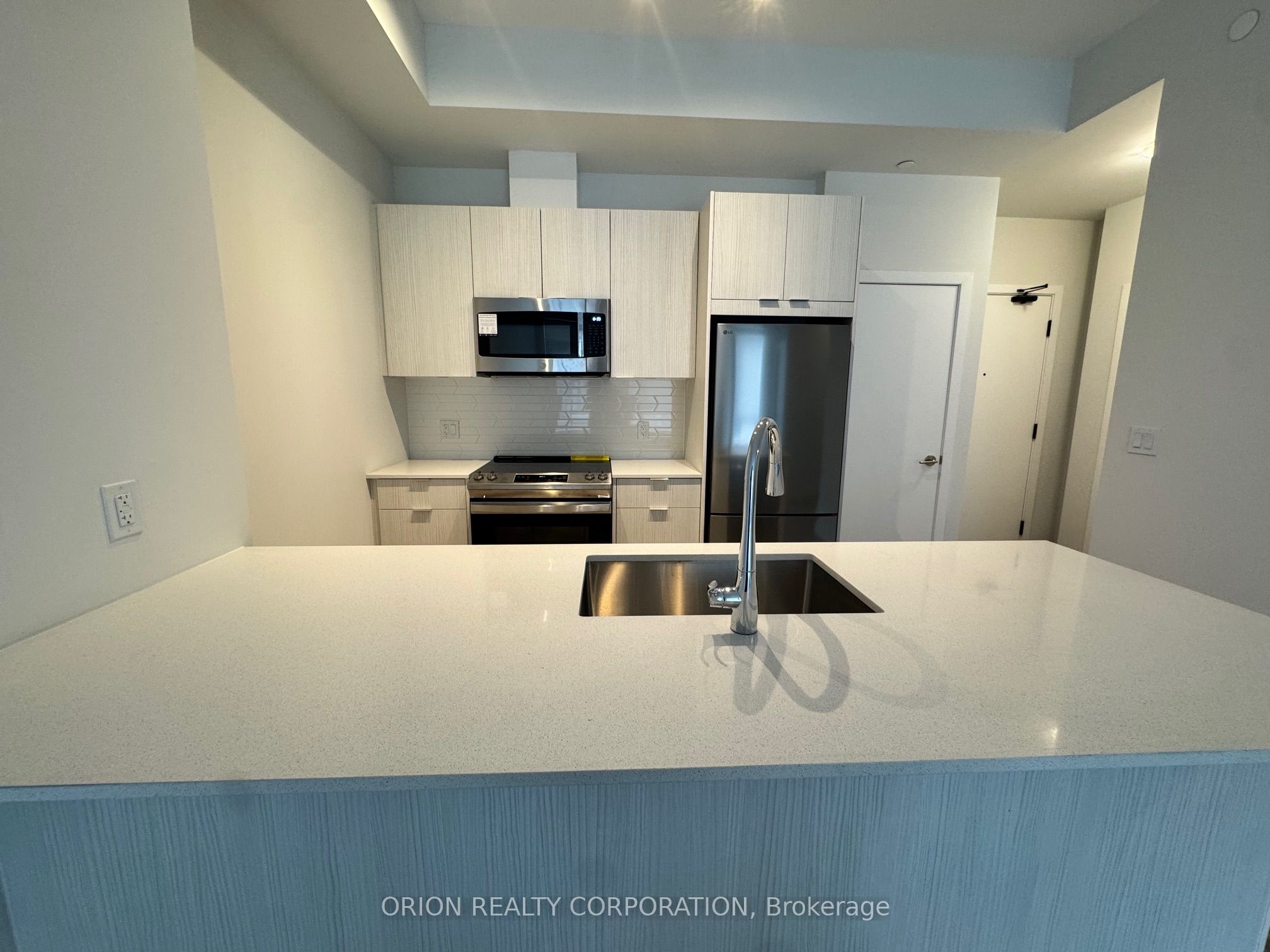#302 - 430 Square One Drive Property Photo 2